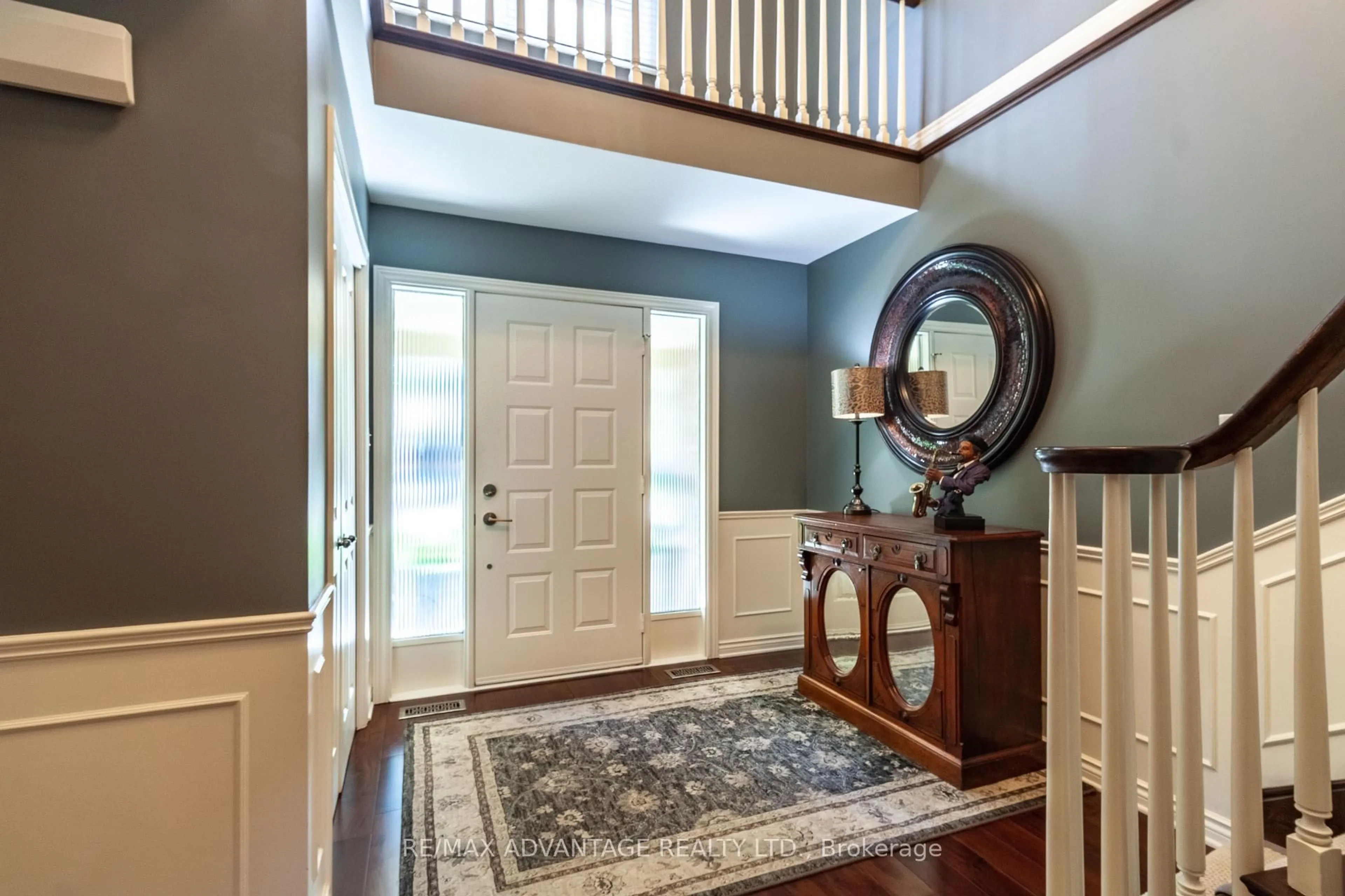 Indoor entryway for 11 Farmington Cres, London South Ontario N6K 3J2