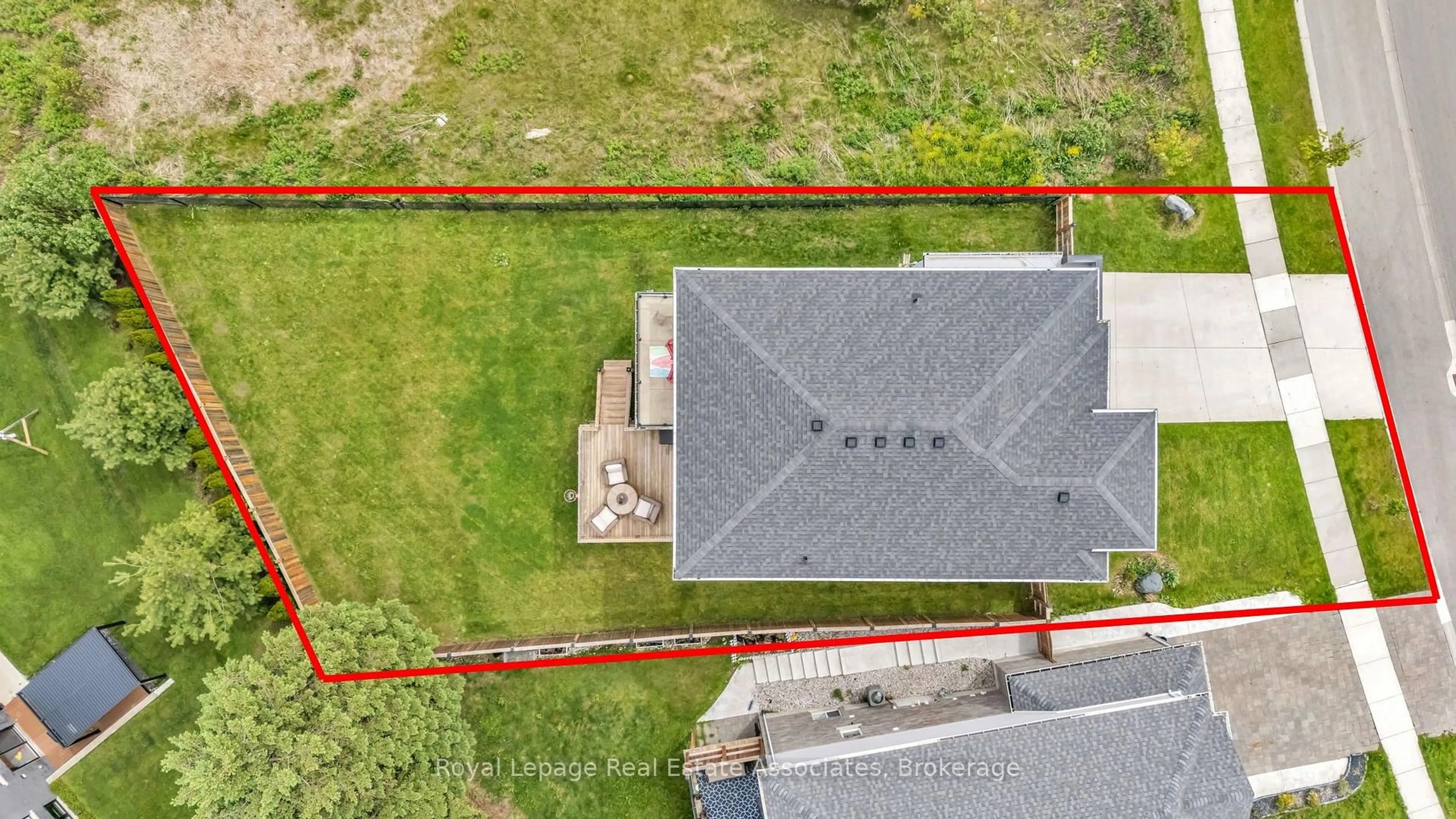A pic from outside/outdoor area/front of a property/back of a property/a pic from drone, building for 2433 Tokala Tr, London North Ontario N6G 0V6