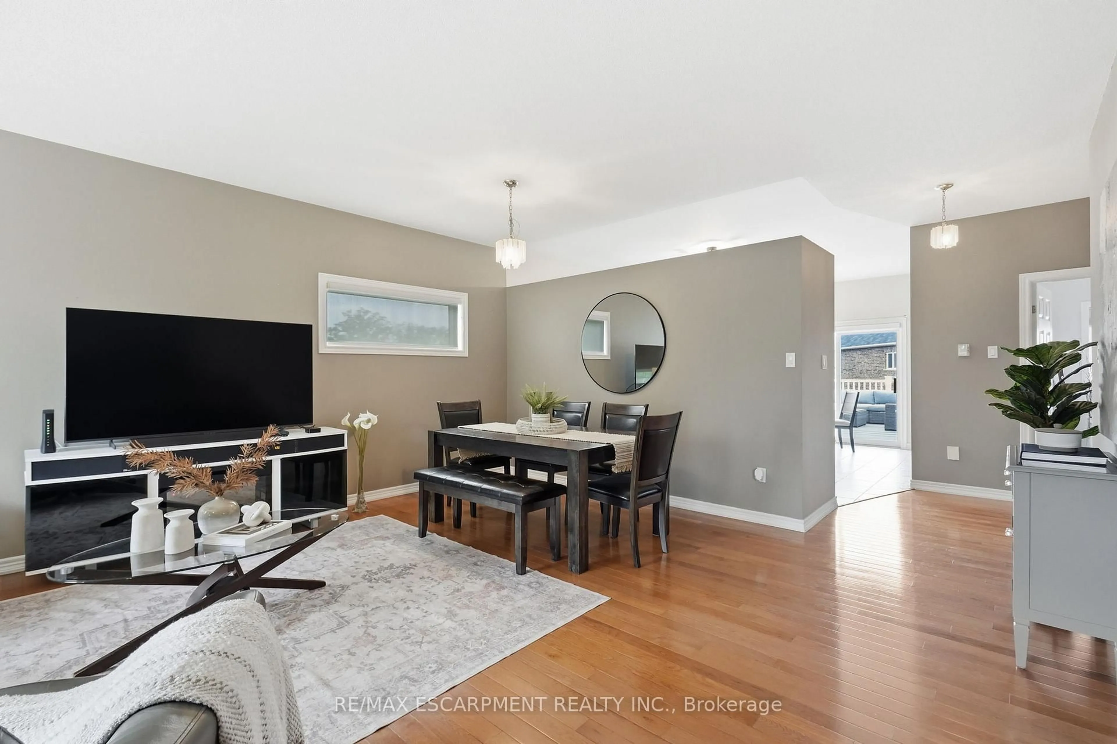 Living room with furniture, unknown for 4869 Cherrywood Dr, Lincoln Ontario L3J 0G3