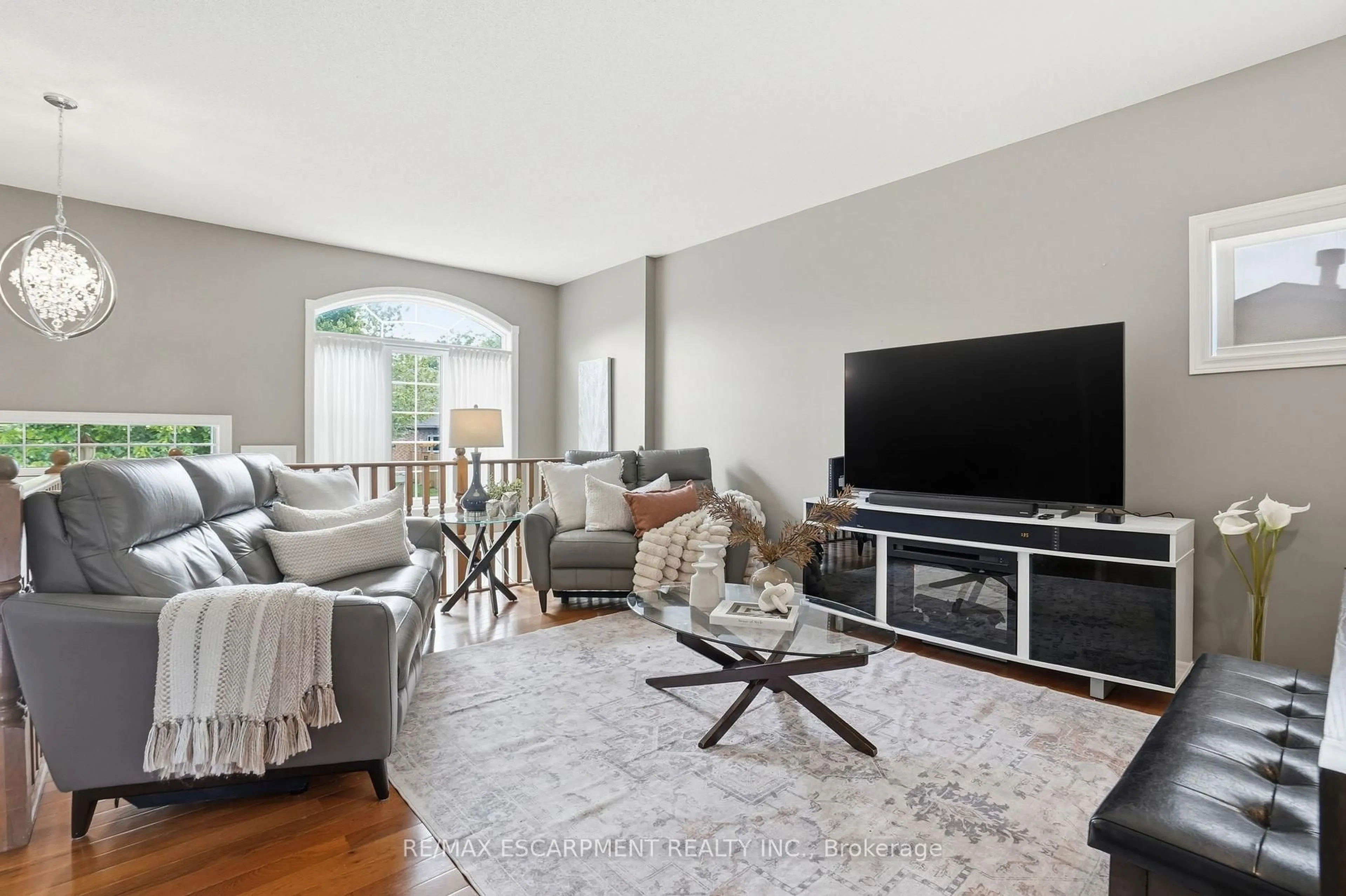 Living room with furniture, unknown for 4869 Cherrywood Dr, Lincoln Ontario L3J 0G3