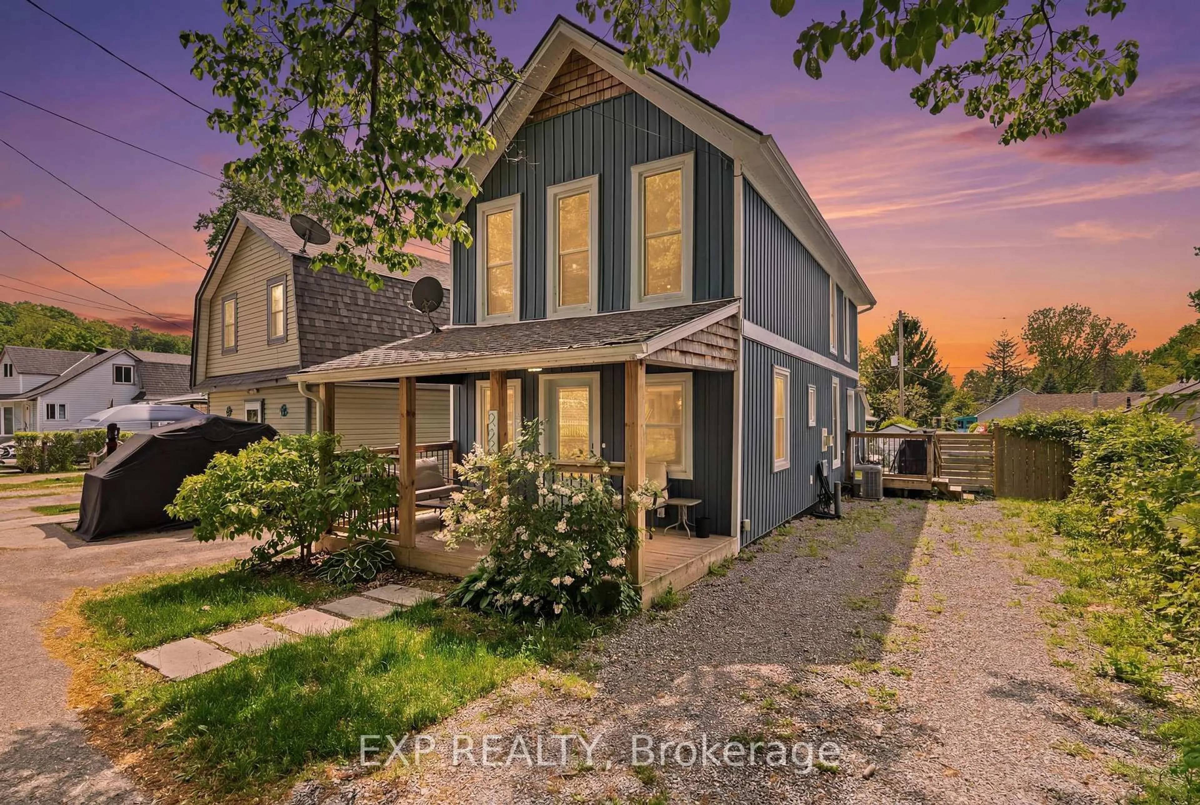 A pic from outside/outdoor area/front of a property/back of a property/a pic from drone, street for 226 Lincoln Rd, Fort Erie Ontario L0S 1B0