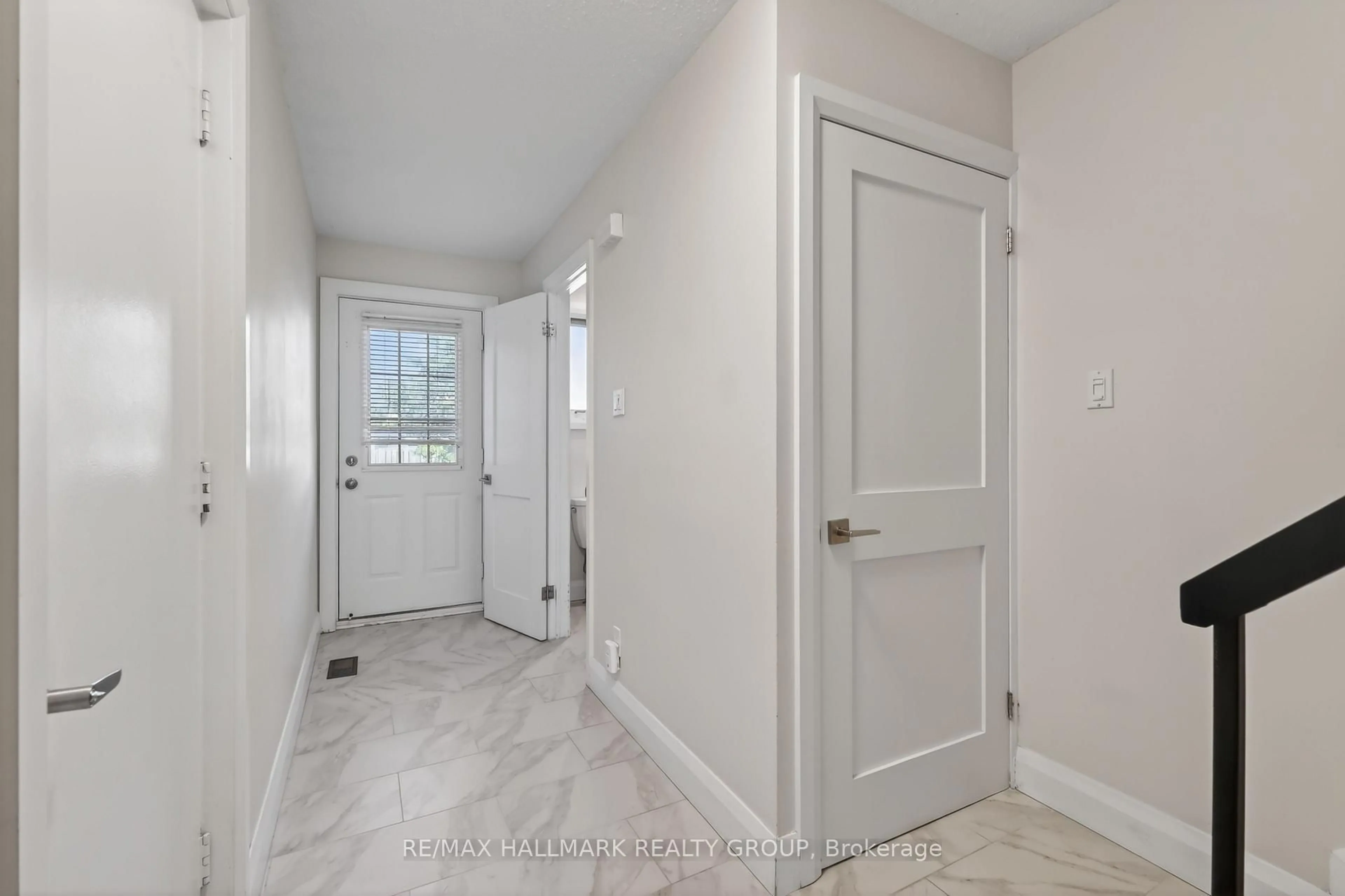 Indoor entryway for 1551 Hoskins Cres, Ottawa Ontario K1C 2G3