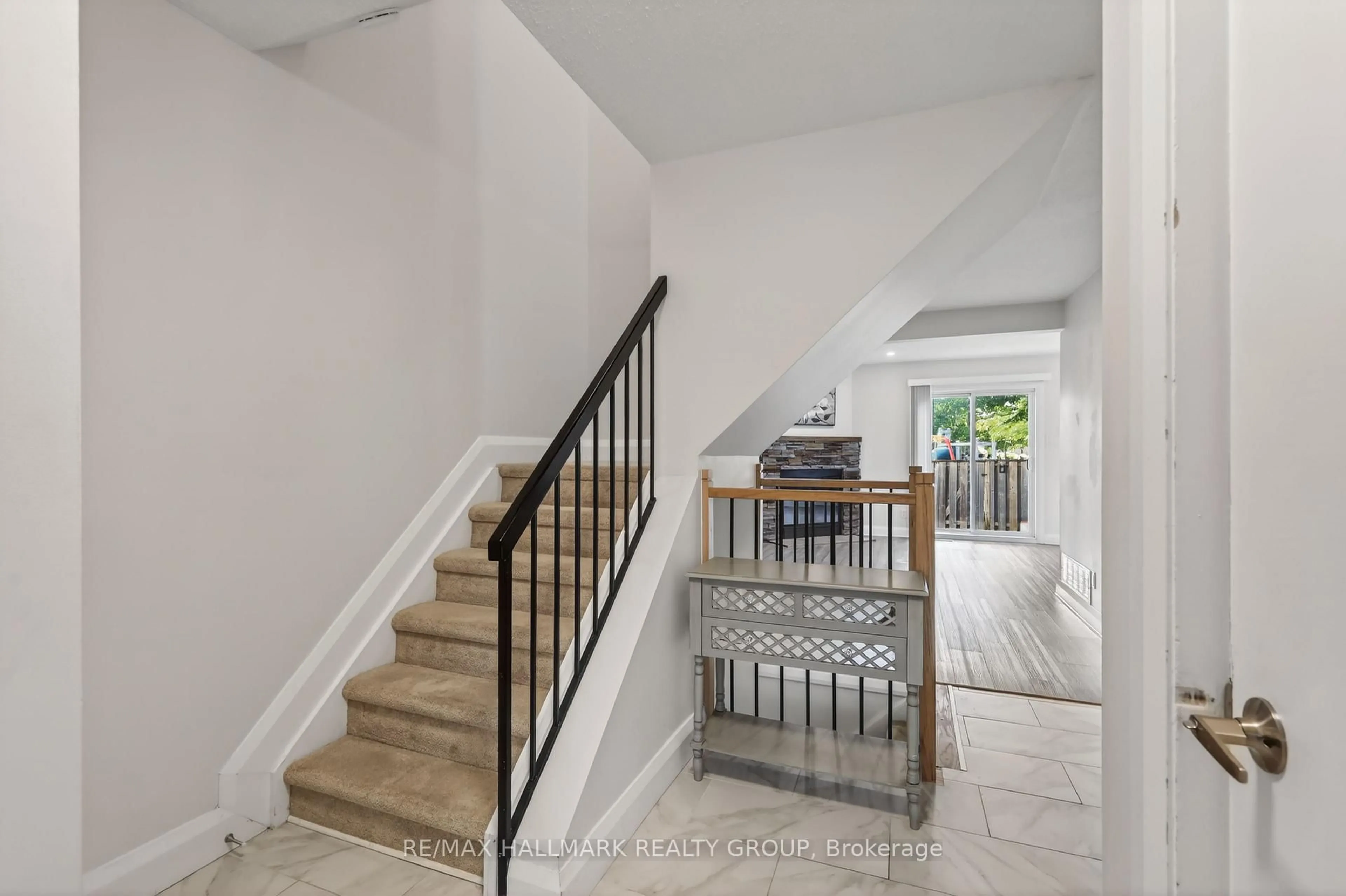 Unknown for 1551 Hoskins Cres, Ottawa Ontario K1C 2G3