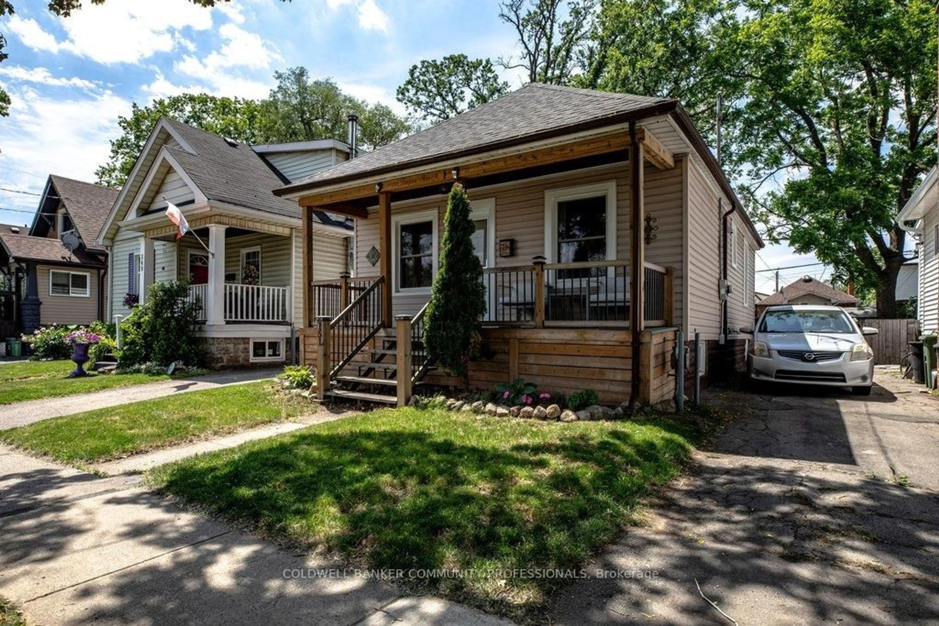 Home with vinyl exterior material, street for 151 Tragina Ave, Hamilton Ontario L8H 5C7