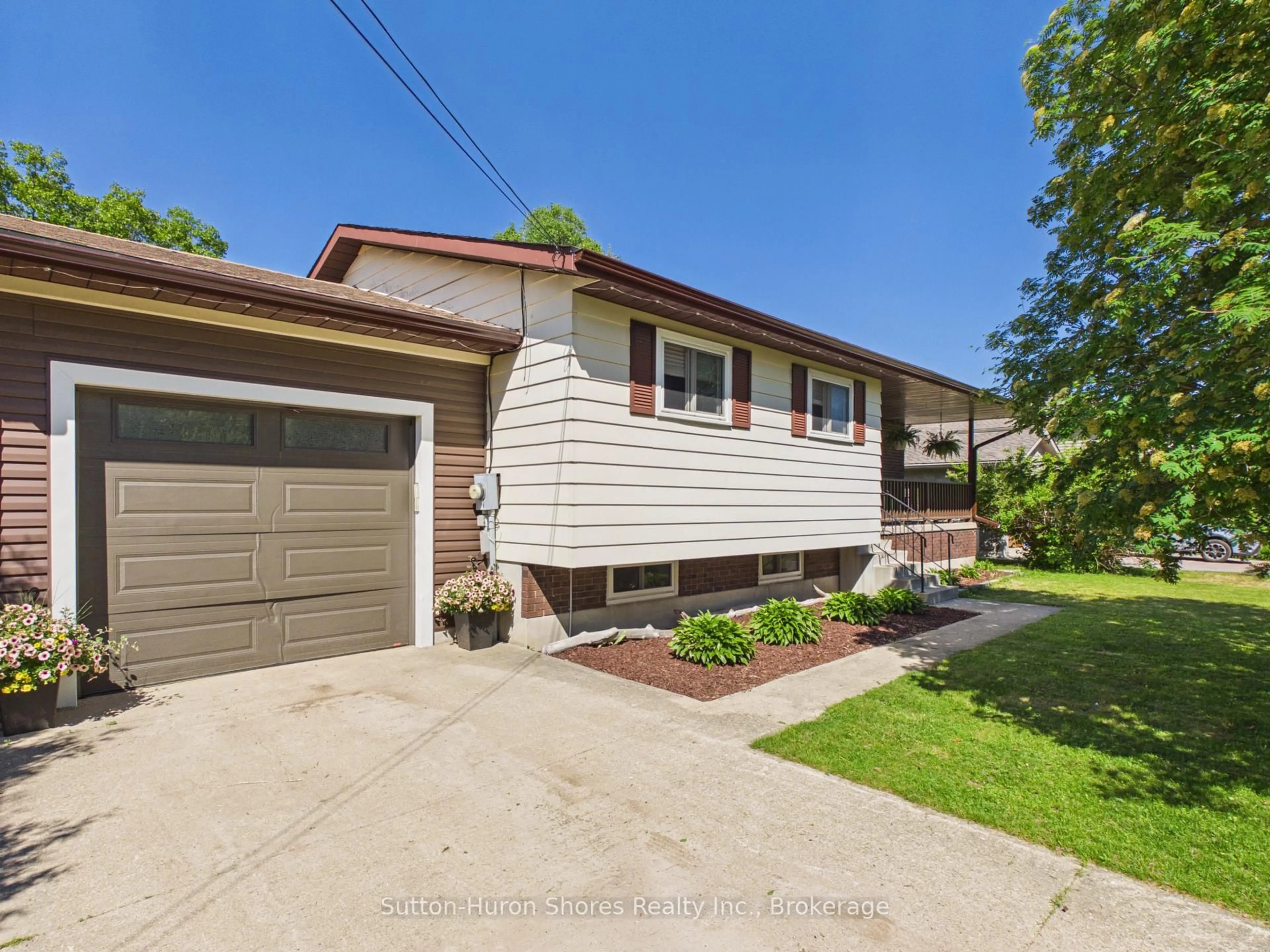 Home with vinyl exterior material, street for 336 Lansdowne St, Saugeen Shores Ontario N0H 2L0