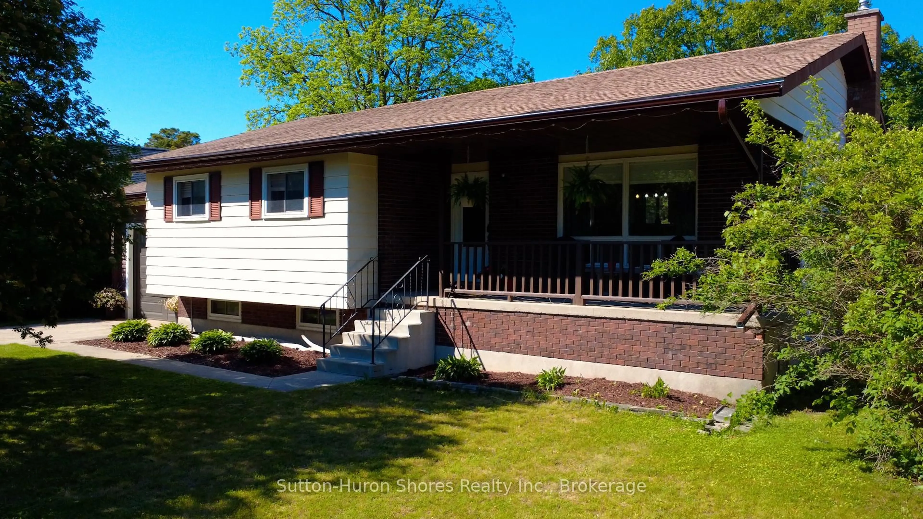 Home with vinyl exterior material, street for 336 Lansdowne St, Saugeen Shores Ontario N0H 2L0