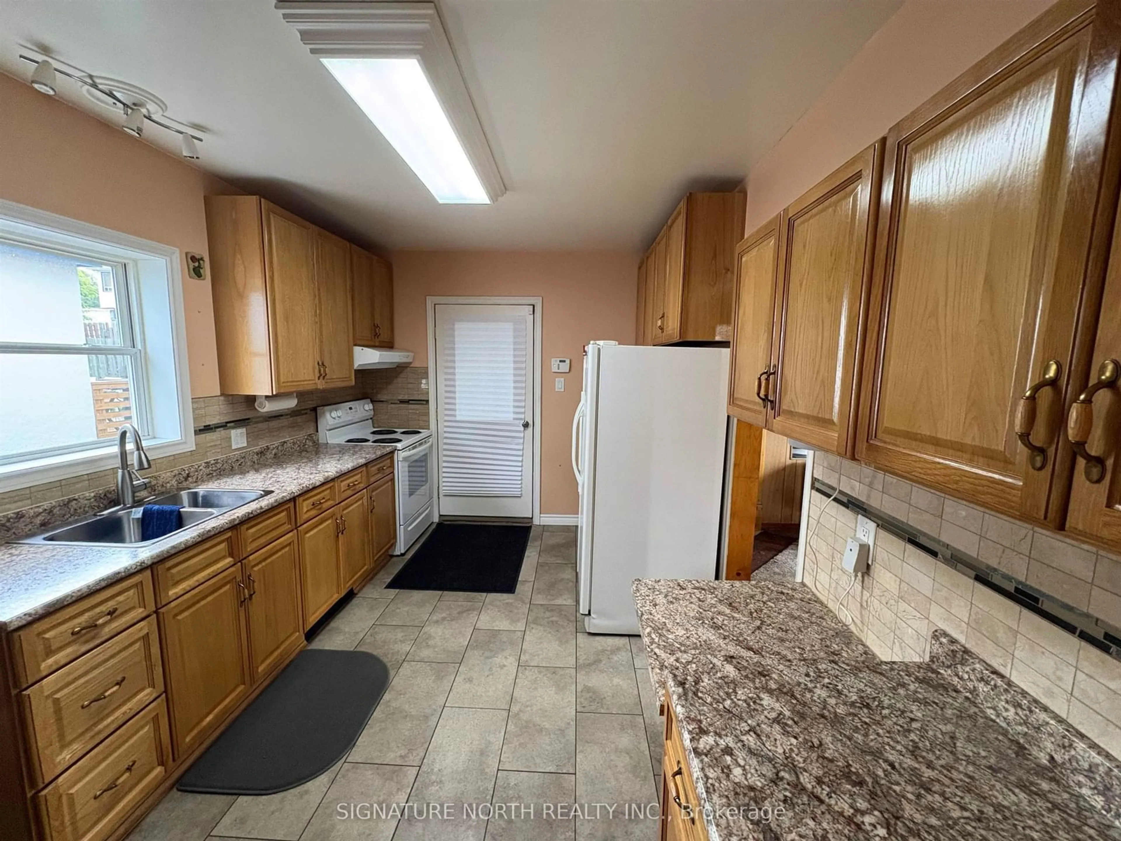 Standard kitchen, unknown for 390 Ambrose, Thunder Bay Ontario P7B 1M4