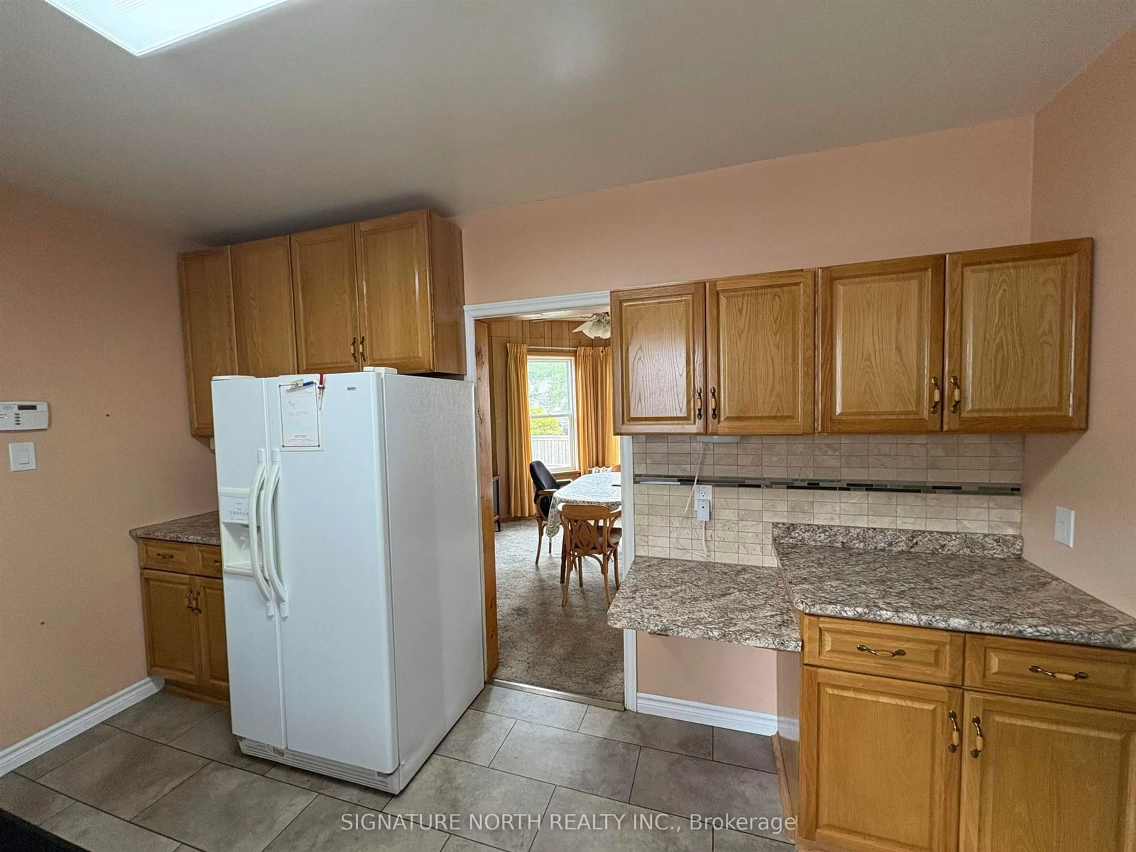 Standard kitchen, ceramic/tile floor for 390 Ambrose, Thunder Bay Ontario P7B 1M4