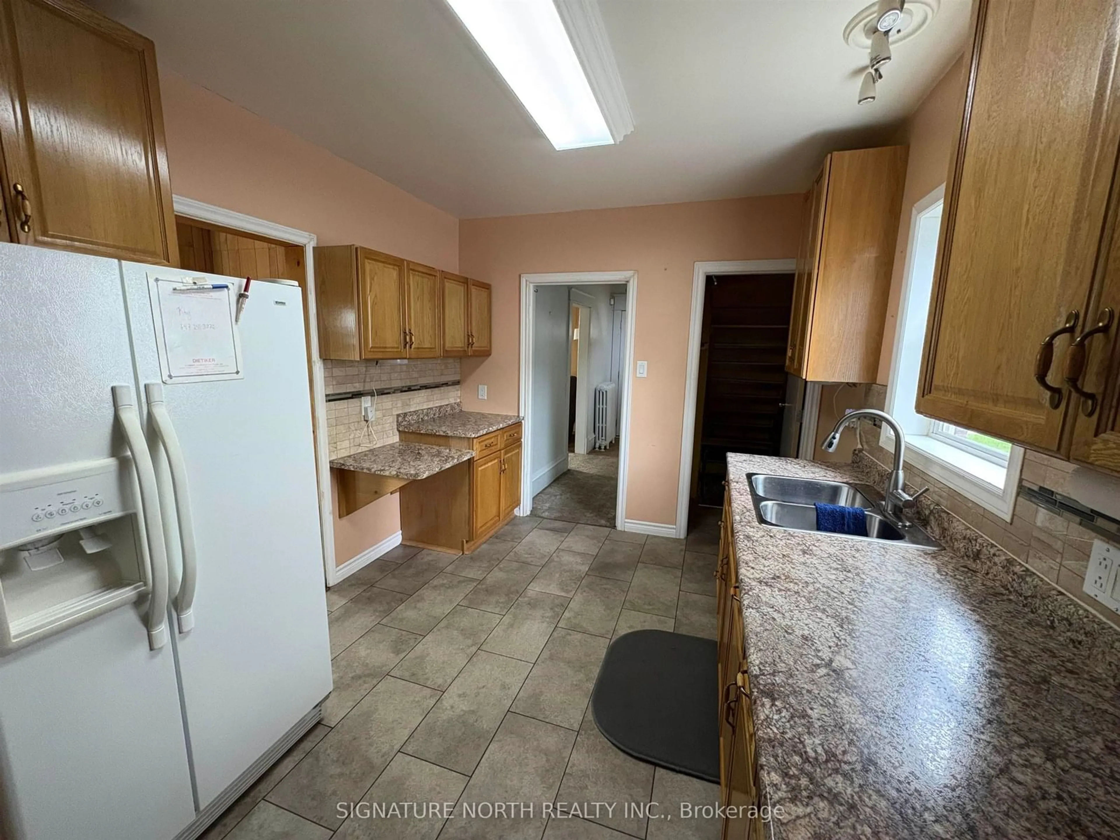 Standard kitchen, unknown for 390 Ambrose, Thunder Bay Ontario P7B 1M4