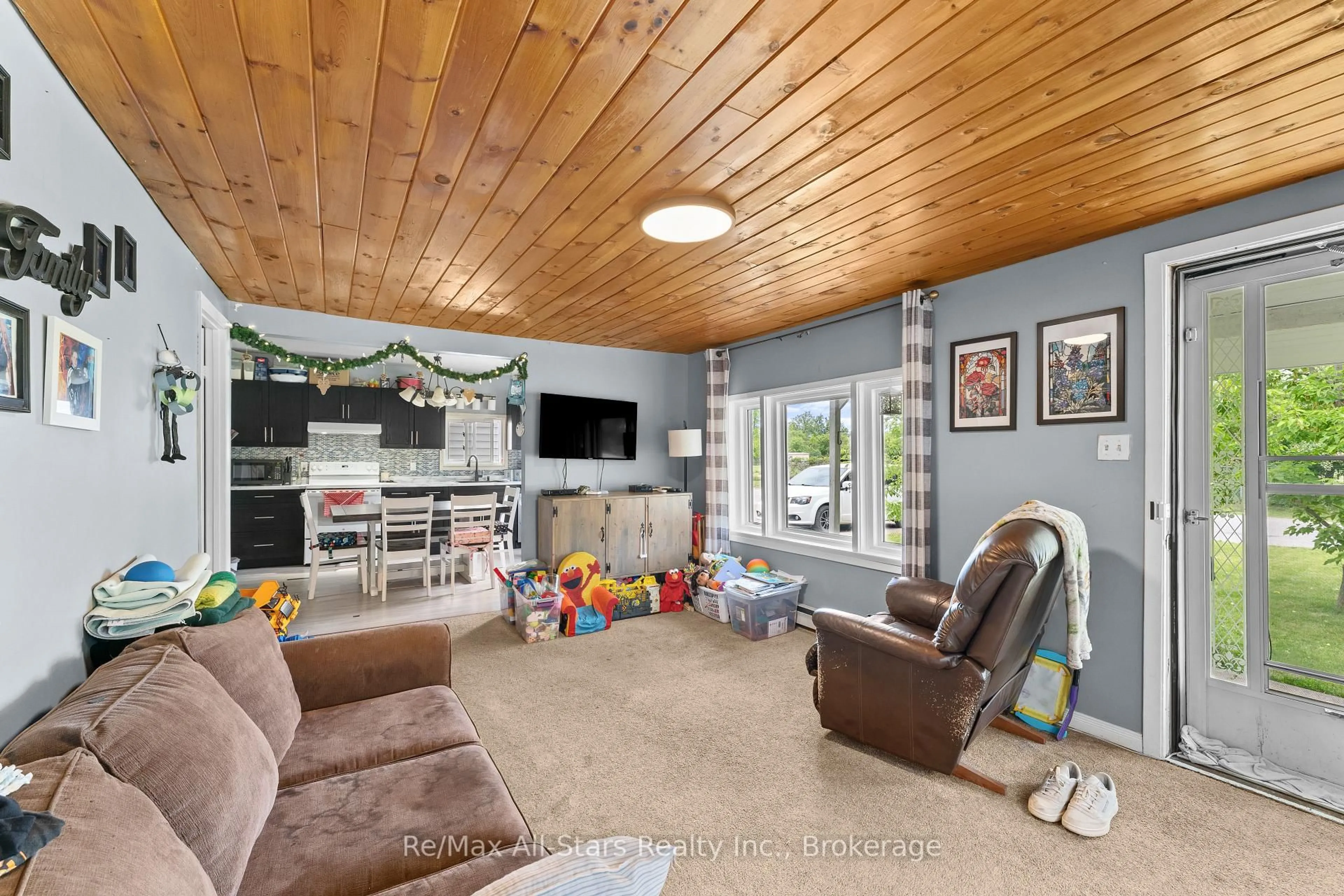 Living room with furniture, unknown for 13 Eva St, Kawartha Lakes Ontario K0M 1N0