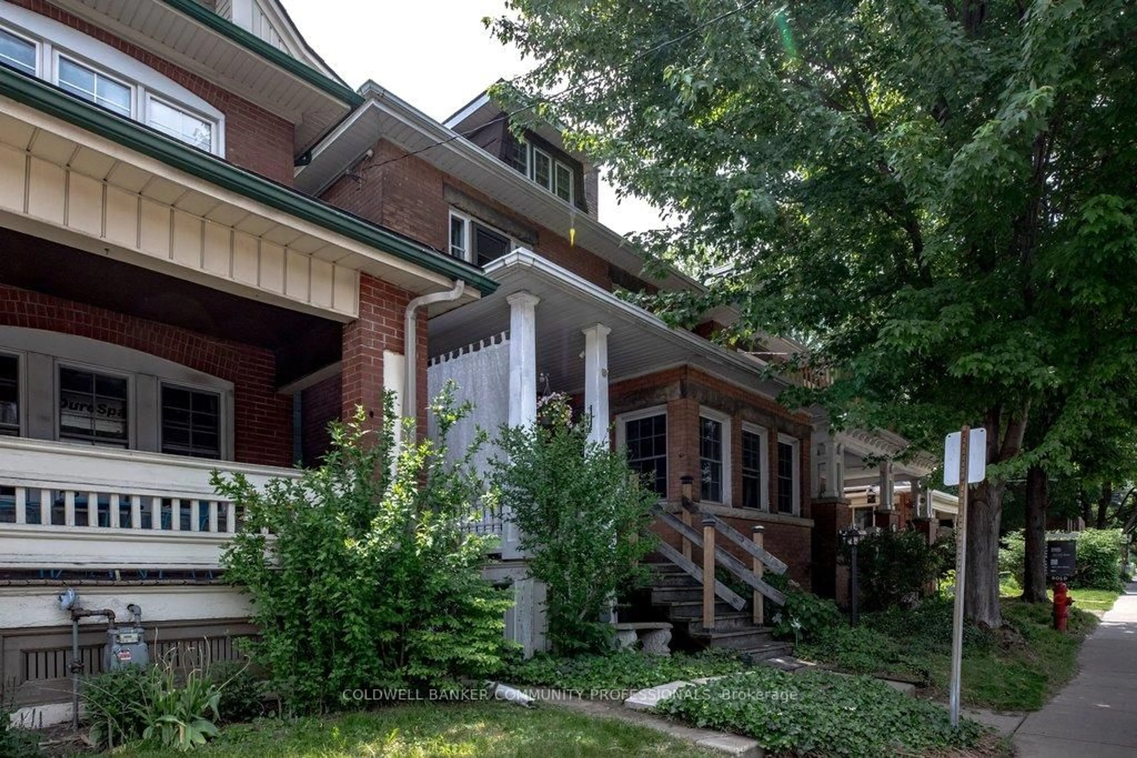 Home with brick exterior material, street for 111 Spadina Ave, Hamilton Ontario L8M 2X4