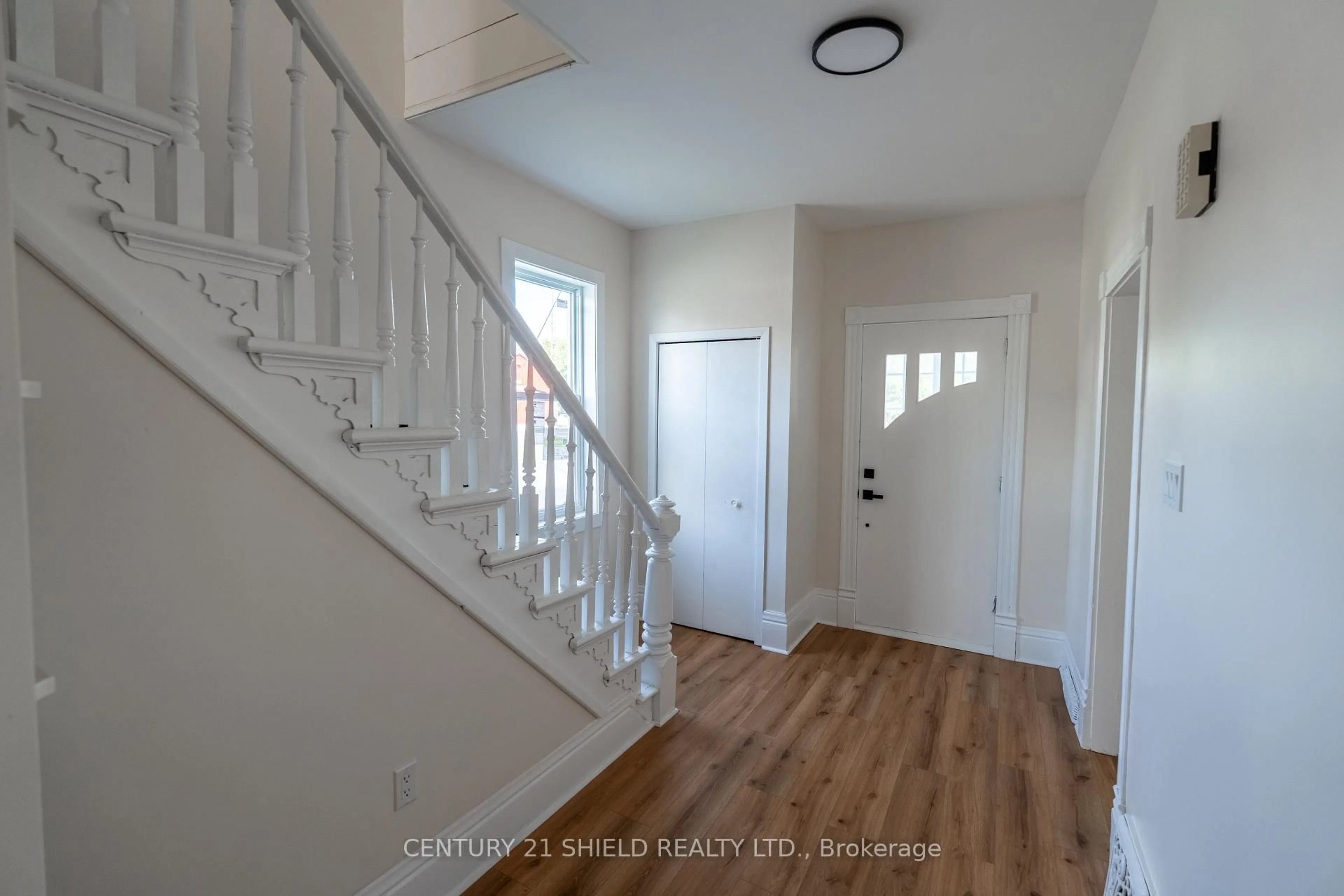 Indoor entryway for 18491 Hughie Munro St, North Glengarry Ontario K0C 1B0