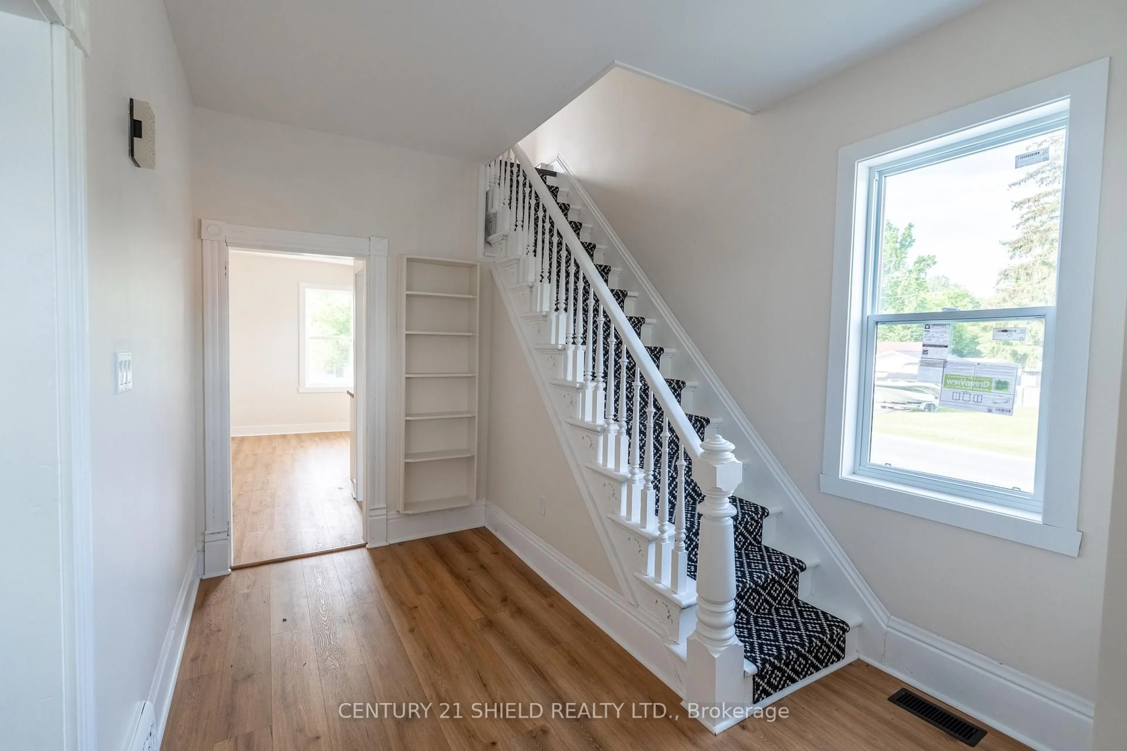 Indoor entryway for 18491 Hughie Munro St, North Glengarry Ontario K0C 1B0