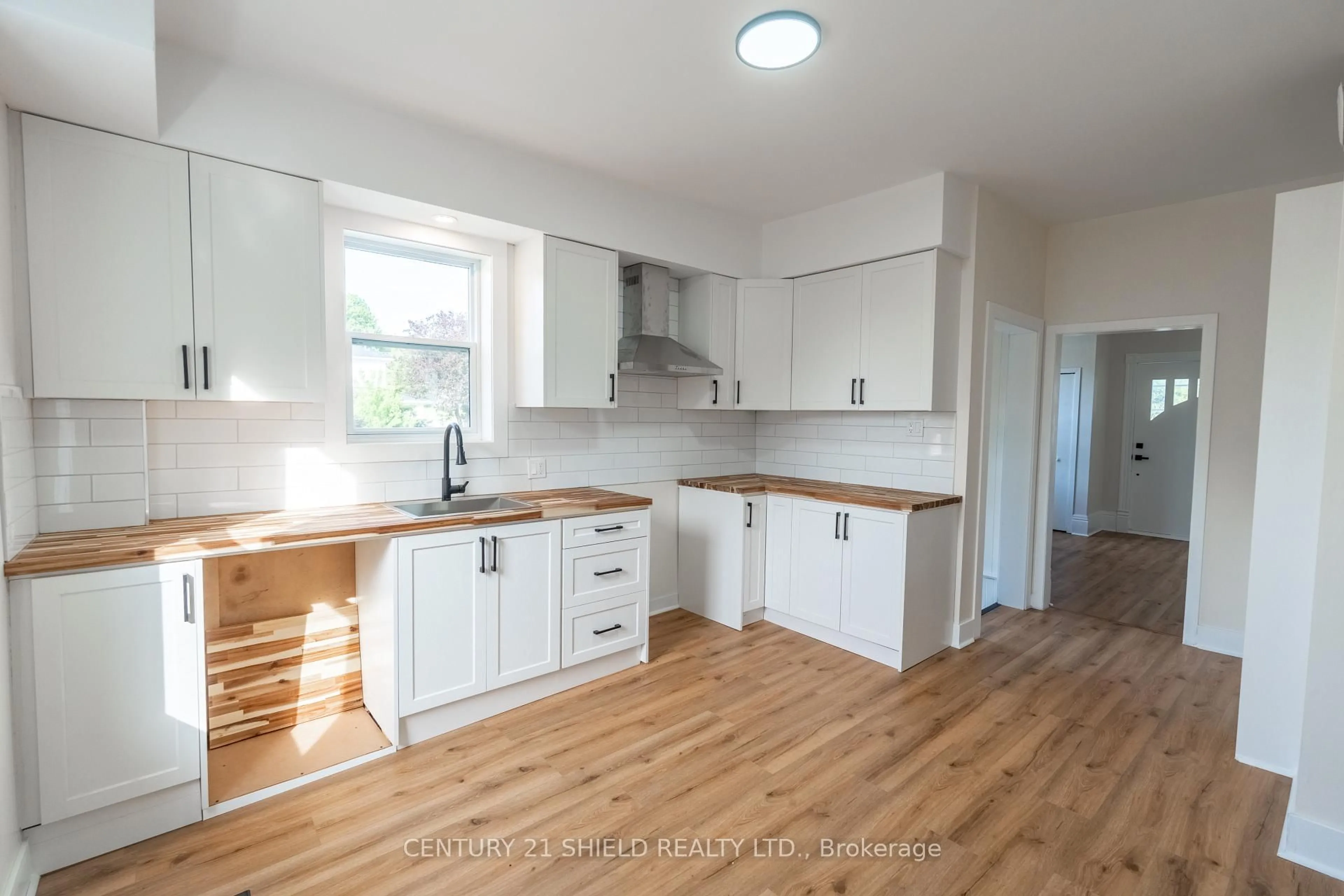 Standard kitchen, wood/laminate floor for 18491 Hughie Munro St, North Glengarry Ontario K0C 1B0
