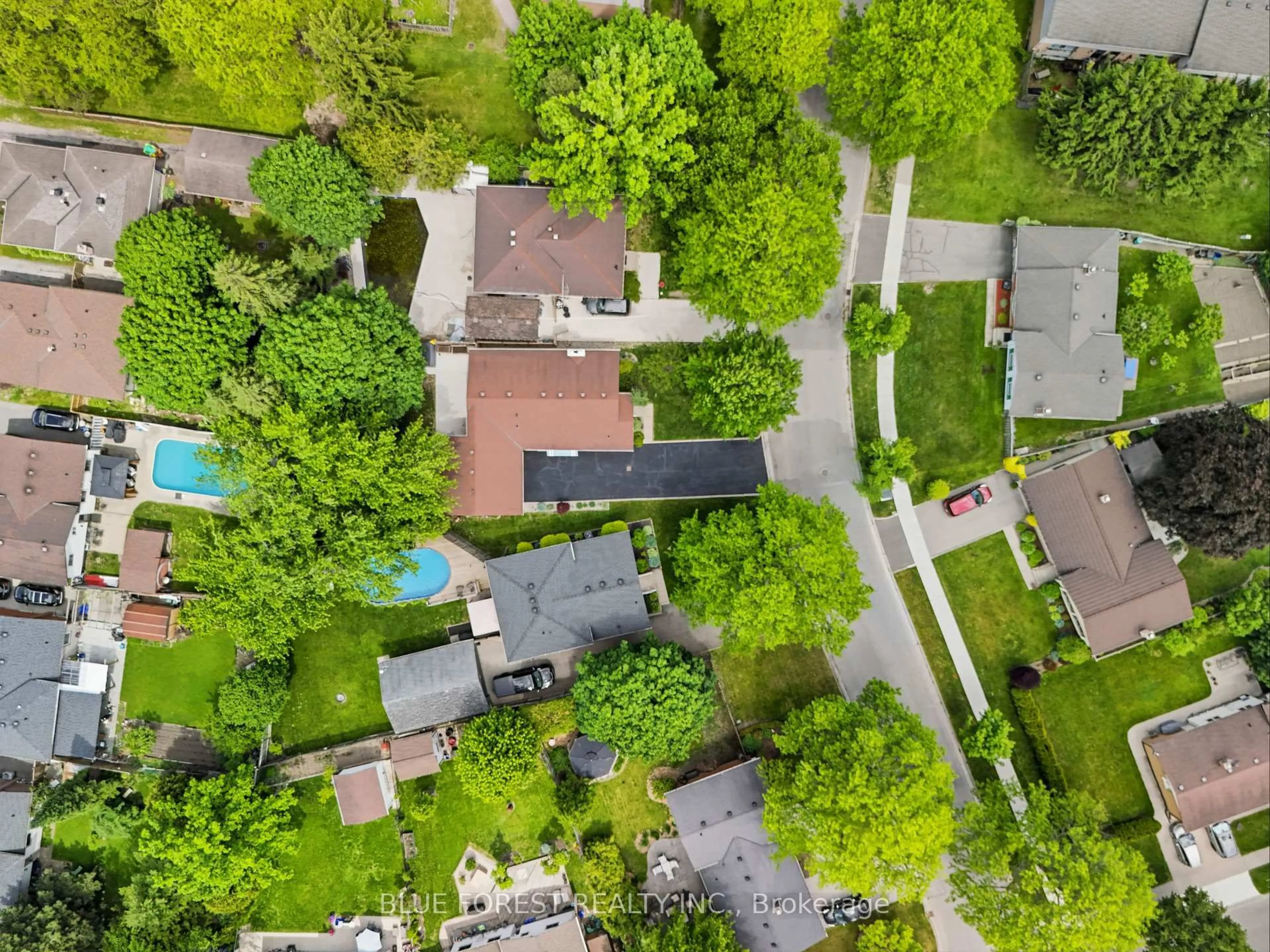 A pic from outside/outdoor area/front of a property/back of a property/a pic from drone, street for 11 Hillsborough Rd, London South Ontario N6J 2E7
