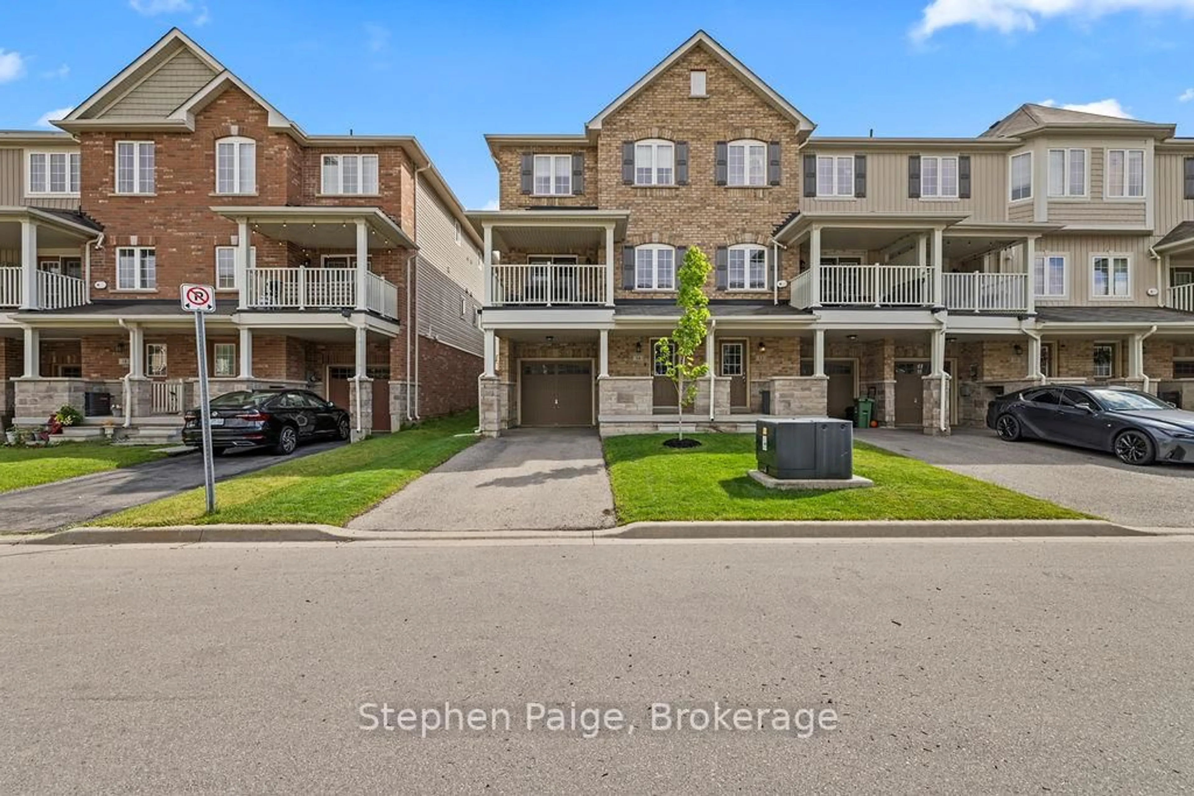 A pic from outside/outdoor area/front of a property/back of a property/a pic from drone, street for 14 Hiscott Dr, Hamilton Ontario L8B 0A2