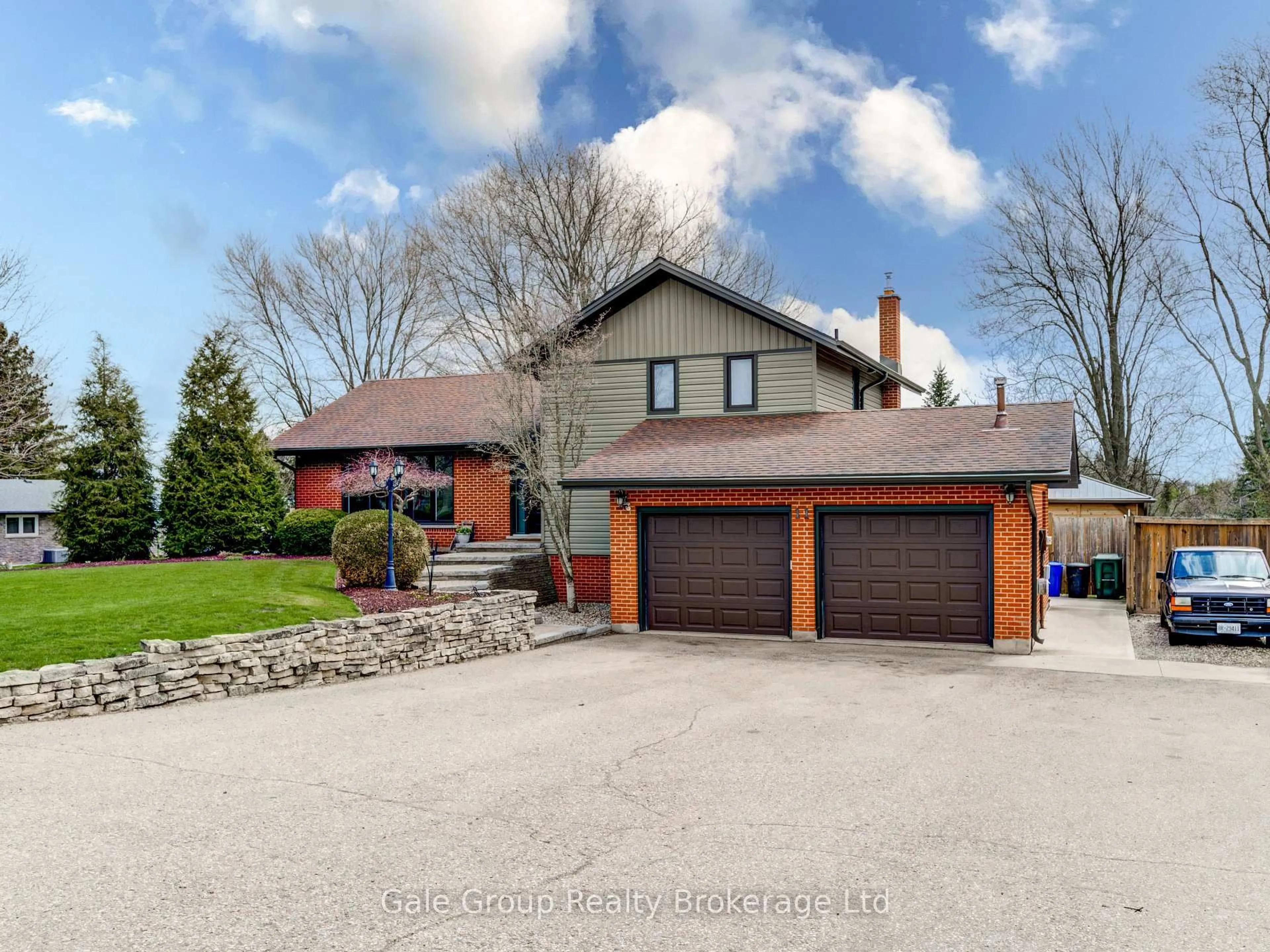 A pic from outside/outdoor area/front of a property/back of a property/a pic from drone, street for 11 Robin St, South-West Oxford Ontario N4S 7V6