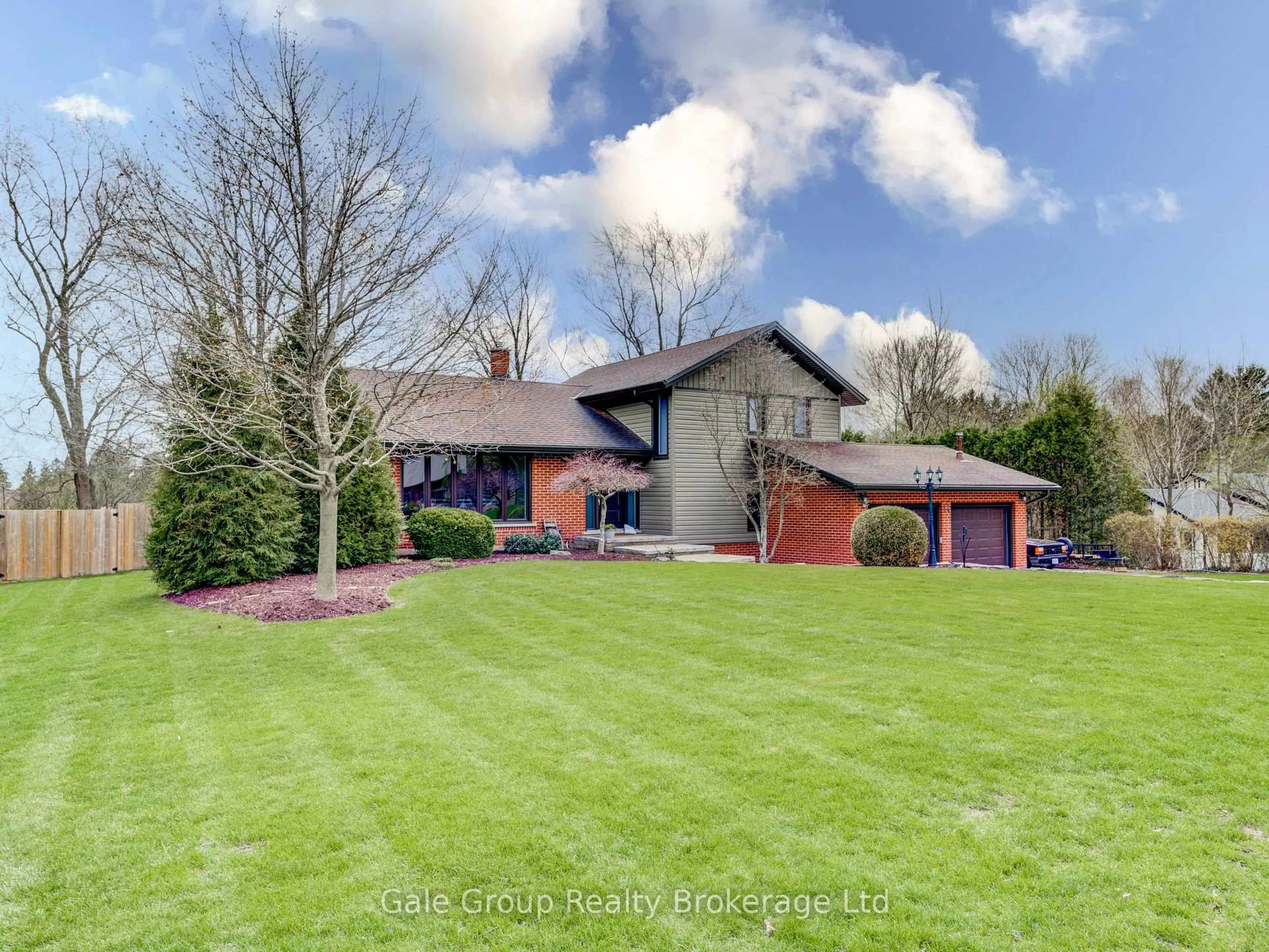A pic from outside/outdoor area/front of a property/back of a property/a pic from drone, street for 11 Robin St, South-West Oxford Ontario N4S 7V6