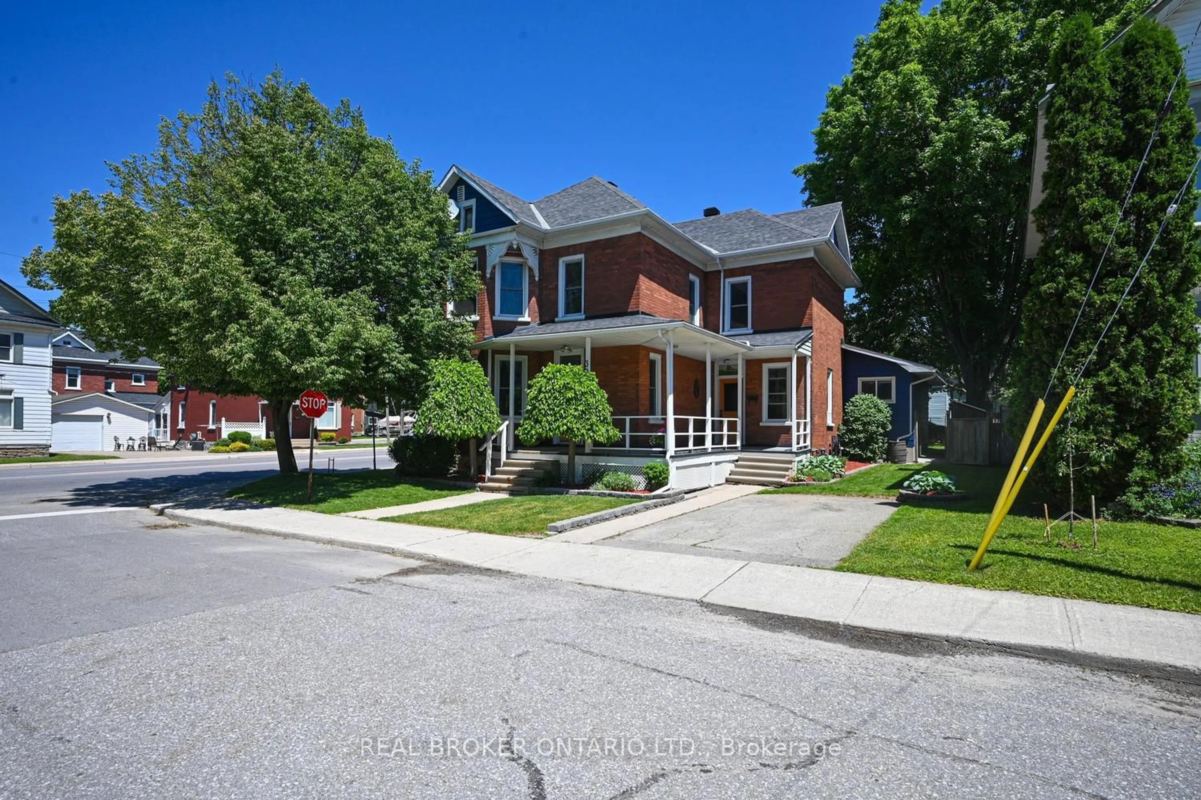 Home with brick exterior material, street for 39 Mcewen Ave, Smiths Falls Ontario K7A 2K2