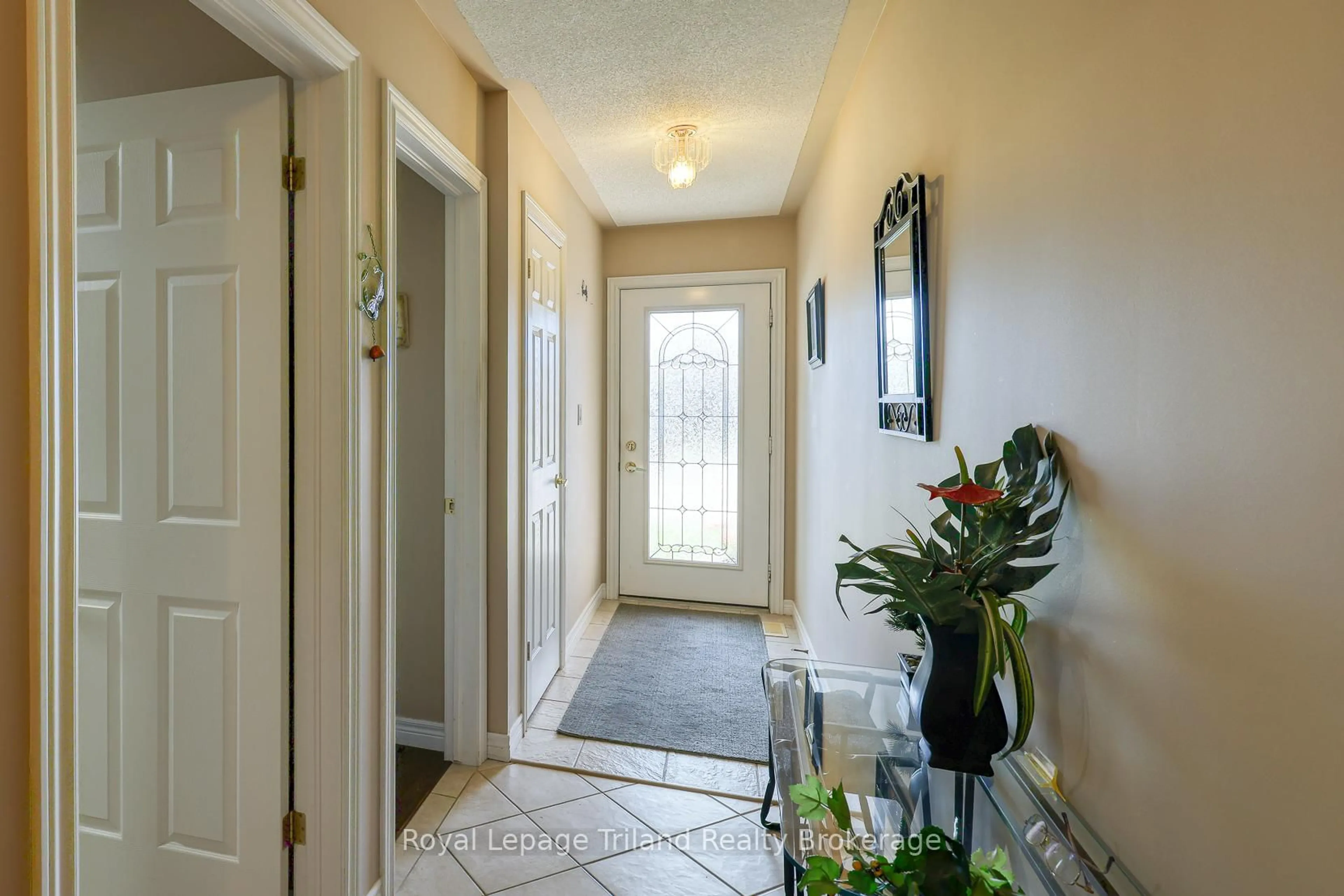 Indoor entryway for 121 Weston Dr, Tillsonburg Ontario N4G 5X1