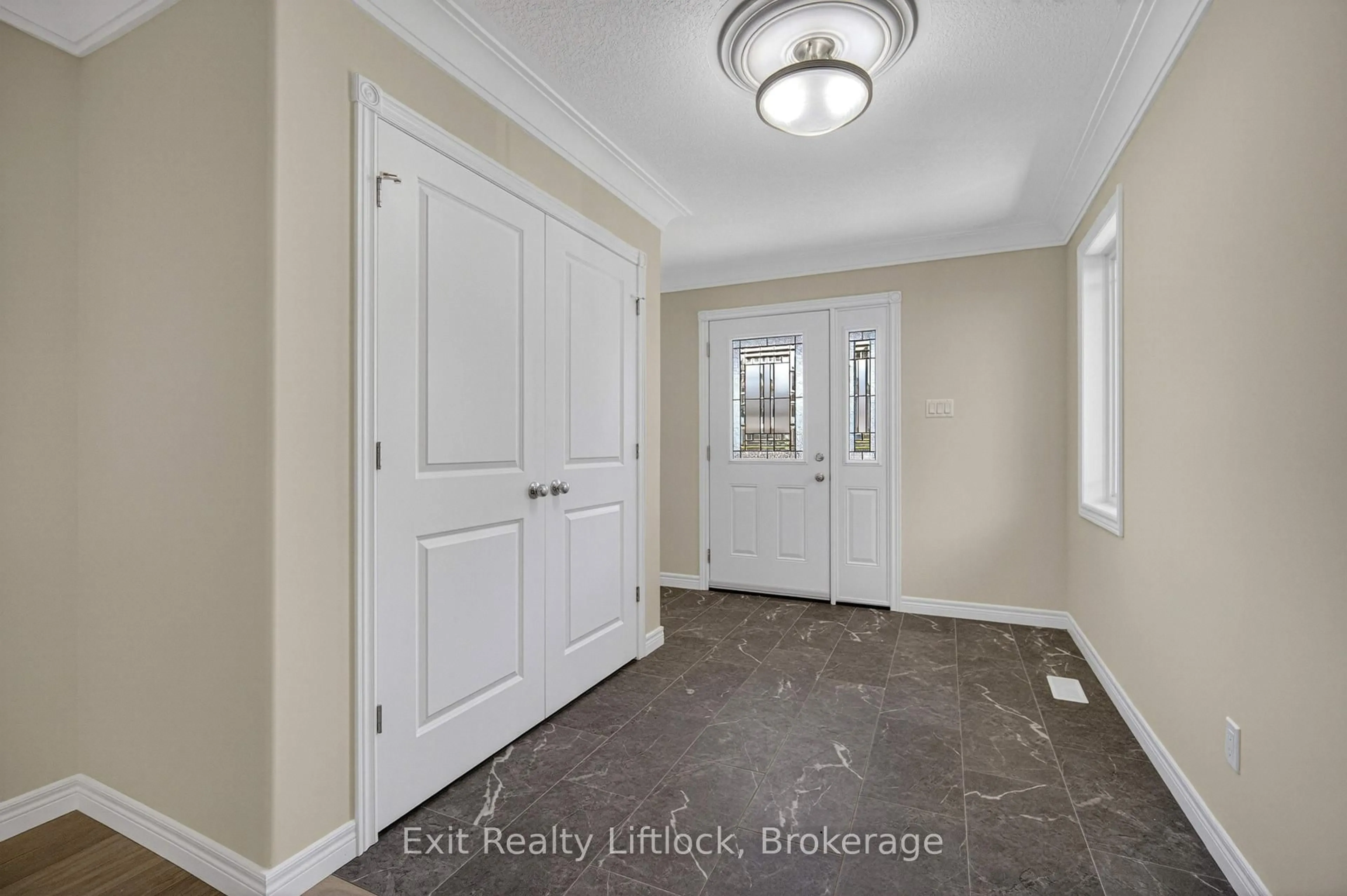 Indoor entryway for 242 O'Neil St, Peterborough Ontario K9K 0H5