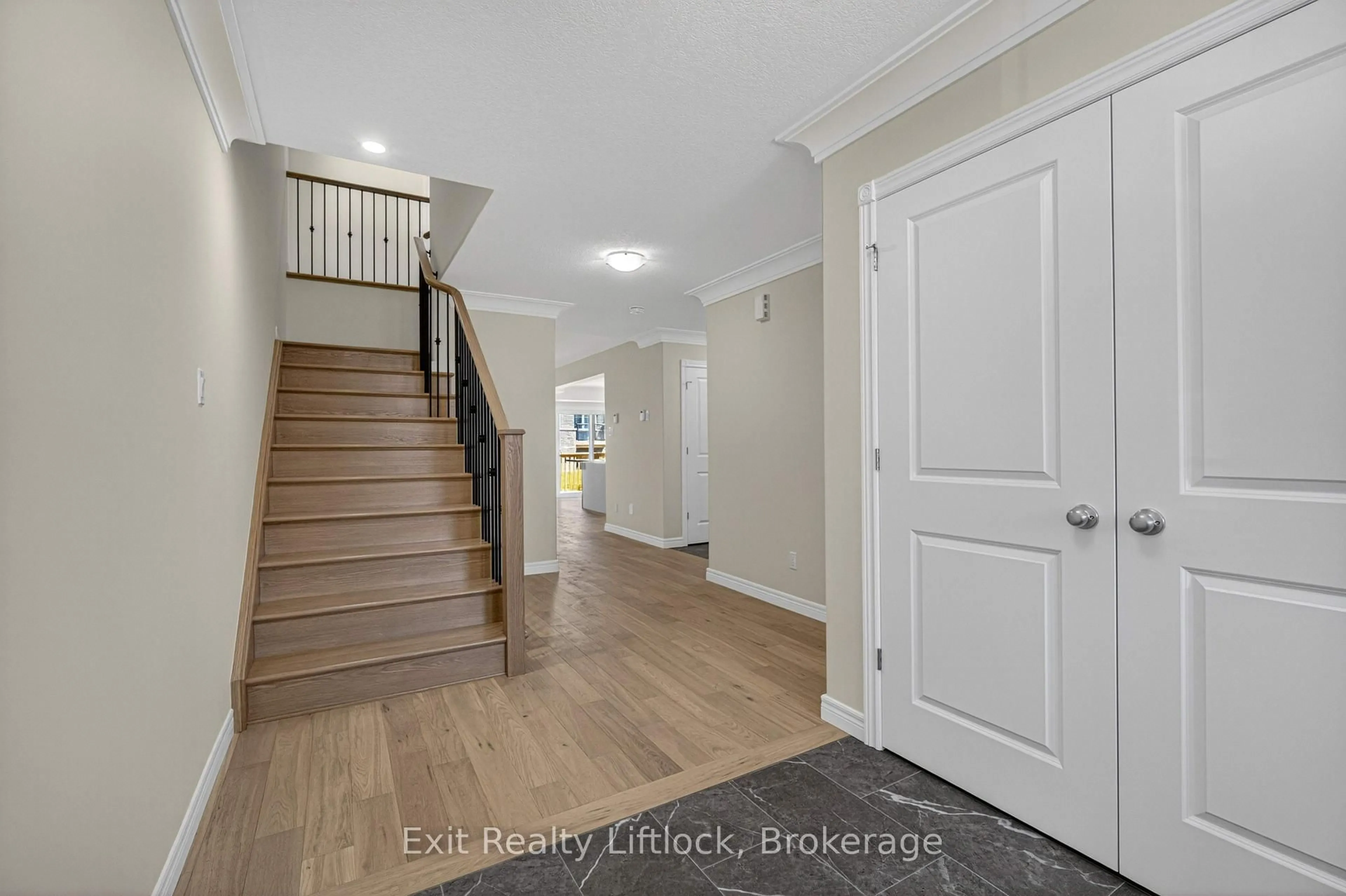 Indoor entryway for 242 O'Neil St, Peterborough Ontario K9K 0H5