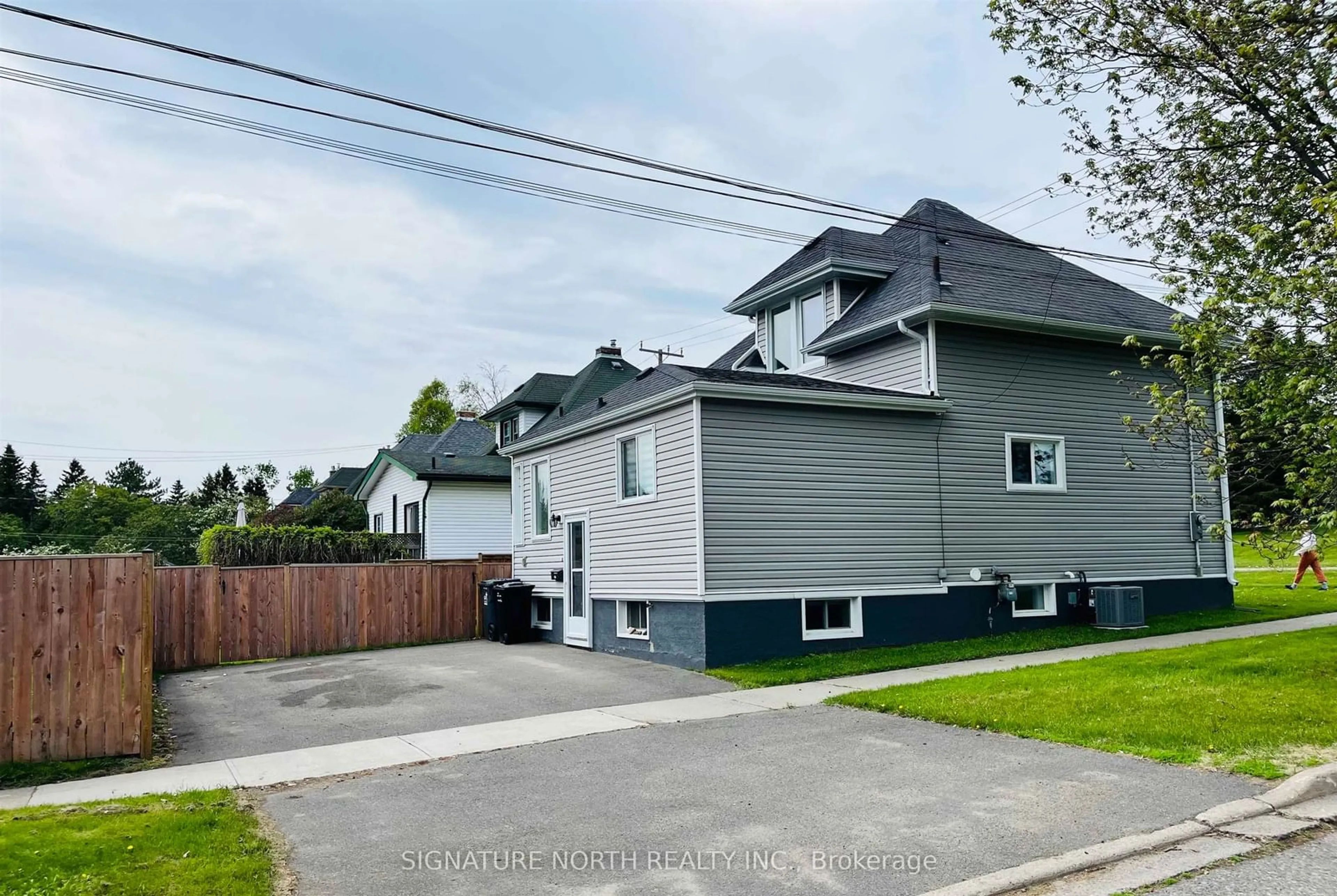 A pic from outside/outdoor area/front of a property/back of a property/a pic from drone, street for 547 Court Street N, Thunder Bay Ontario P7A 4Y3