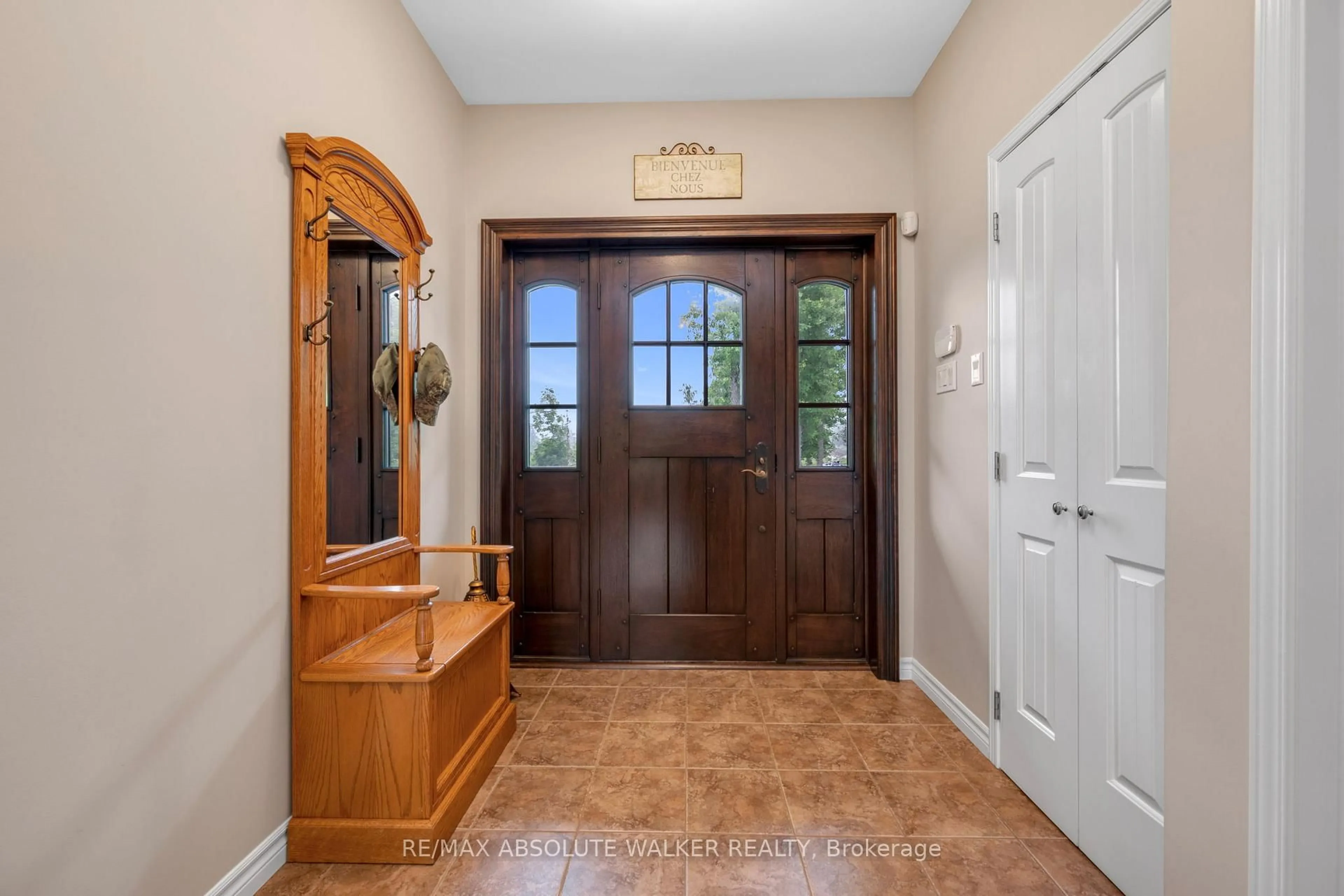 Indoor entryway for 18668 Kenyon Concession 2 Rd, North Glengarry Ontario K0C 1B0
