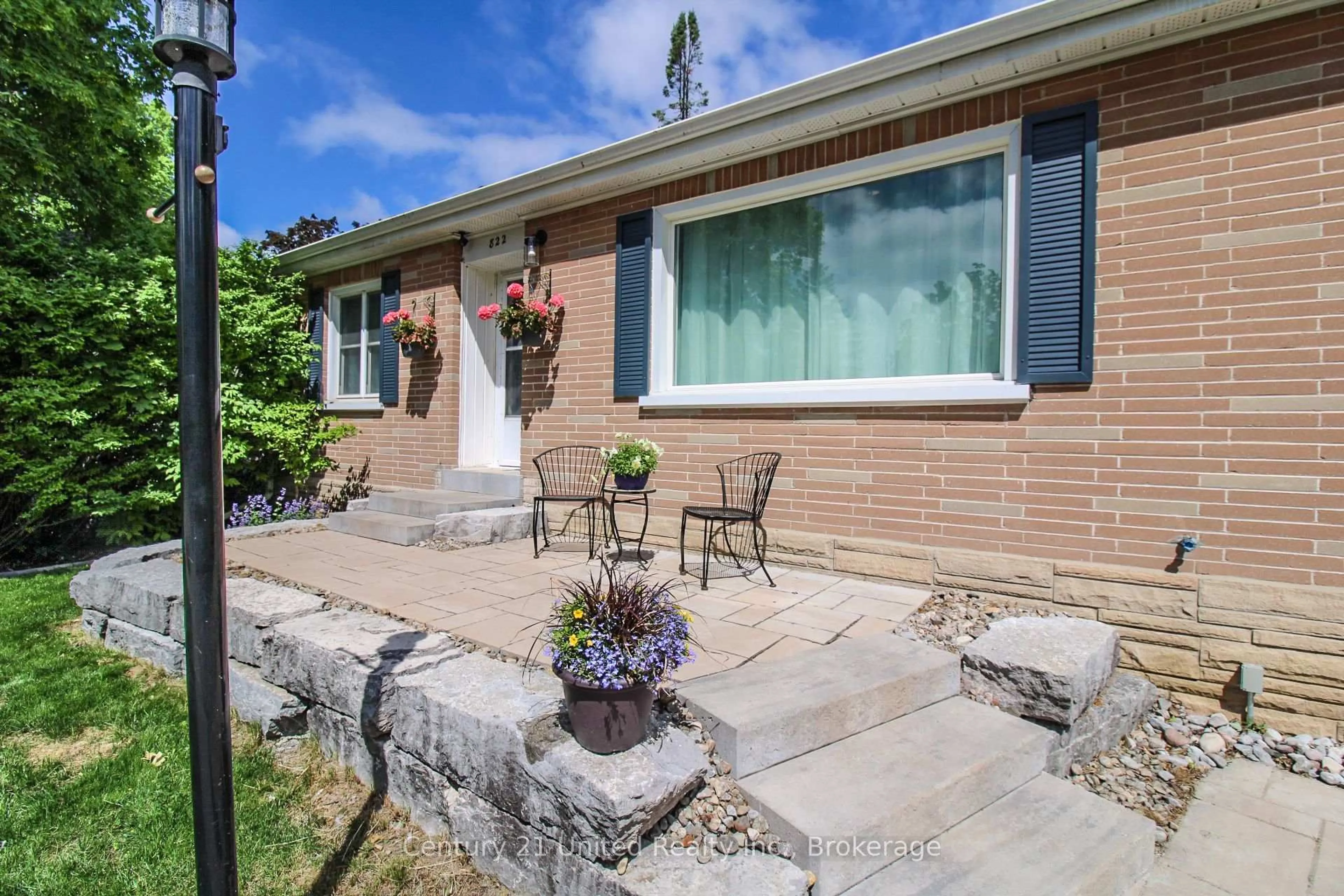 Patio, street for 822 Argyle St, Peterborough Ontario K9H 5T3