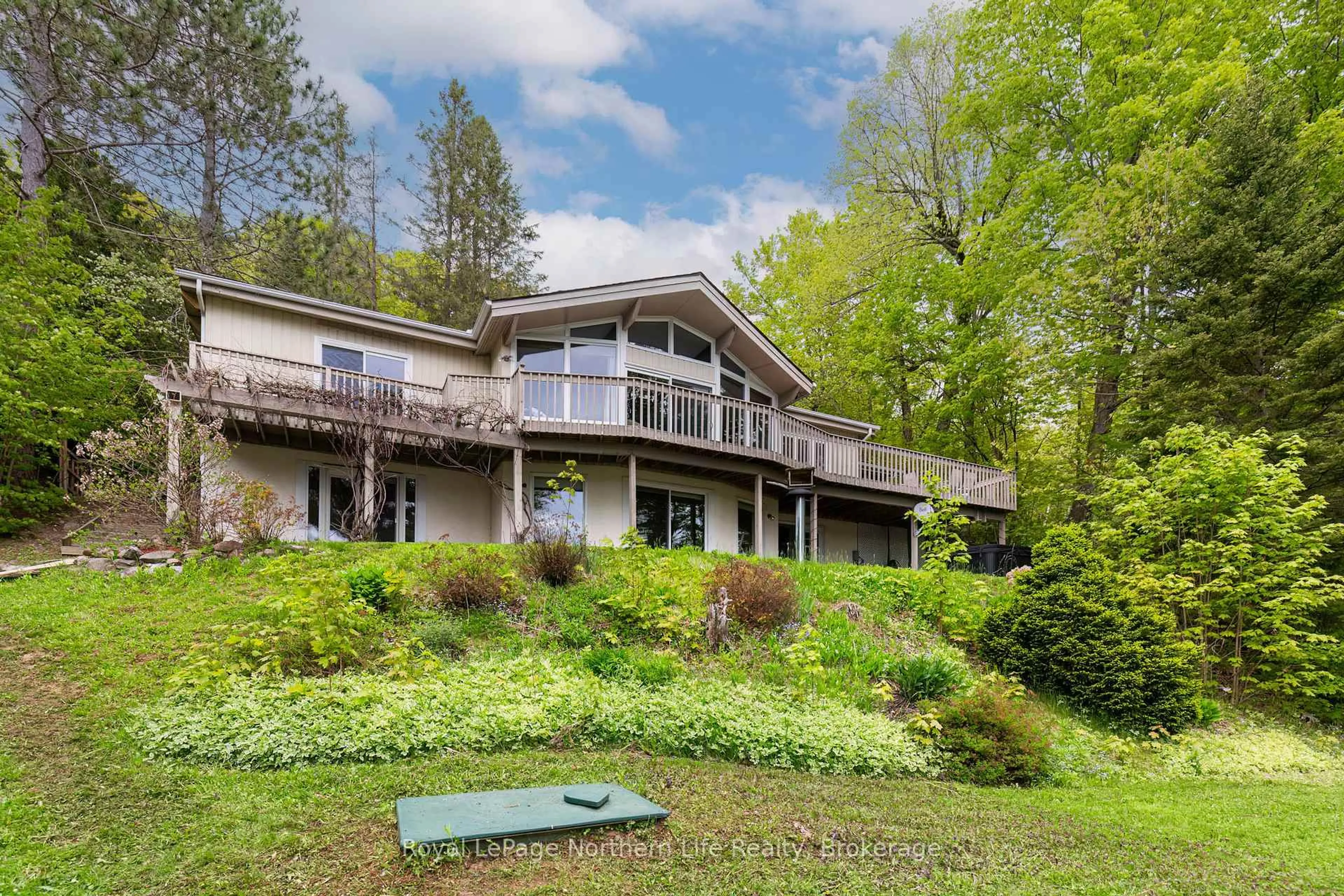 A pic from outside/outdoor area/front of a property/back of a property/a pic from drone, water/lake/river/ocean view for 275 NORTHSHORE Rd, North Bay Ontario P1B 8G4