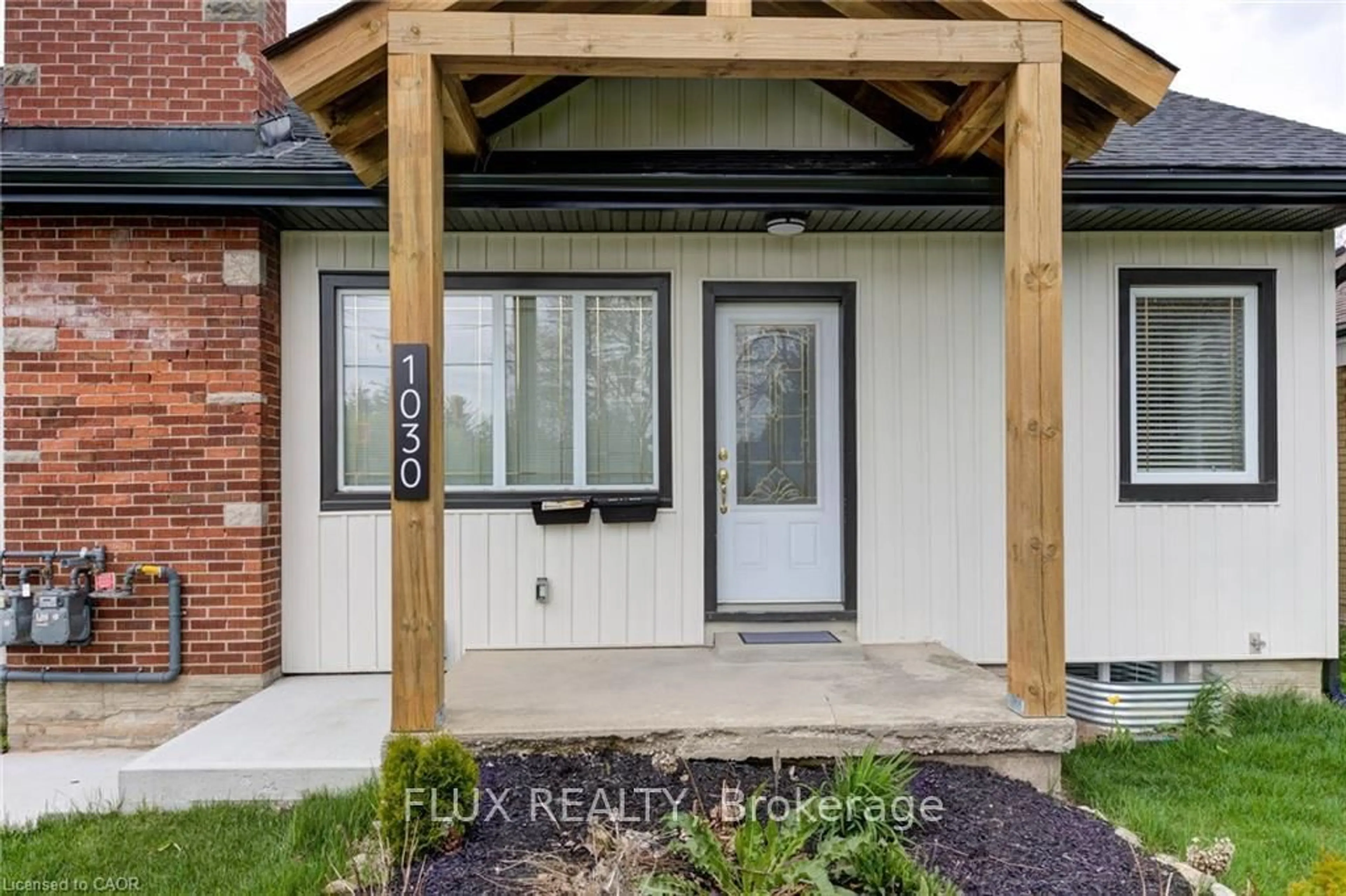 Indoor entryway for 1030 Queens Blvd, Kitchener Ontario N2M 1B7