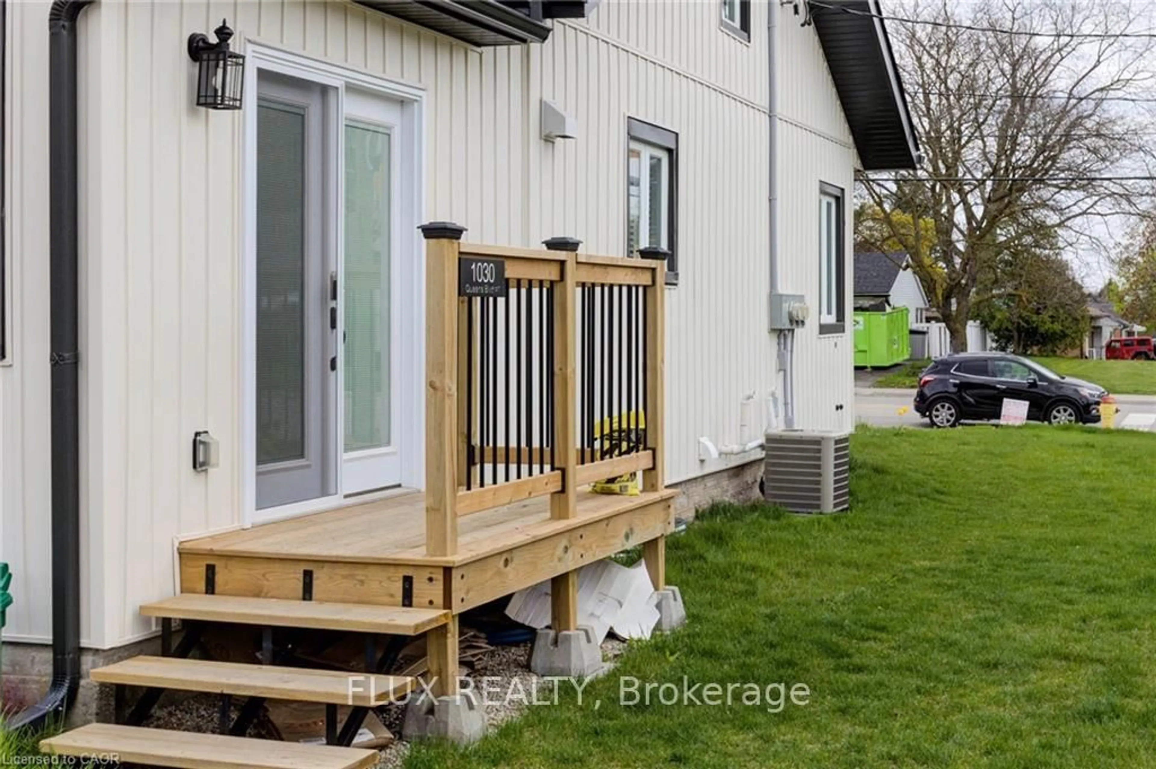 Patio, street for 1030 Queens Blvd, Kitchener Ontario N2M 1B7