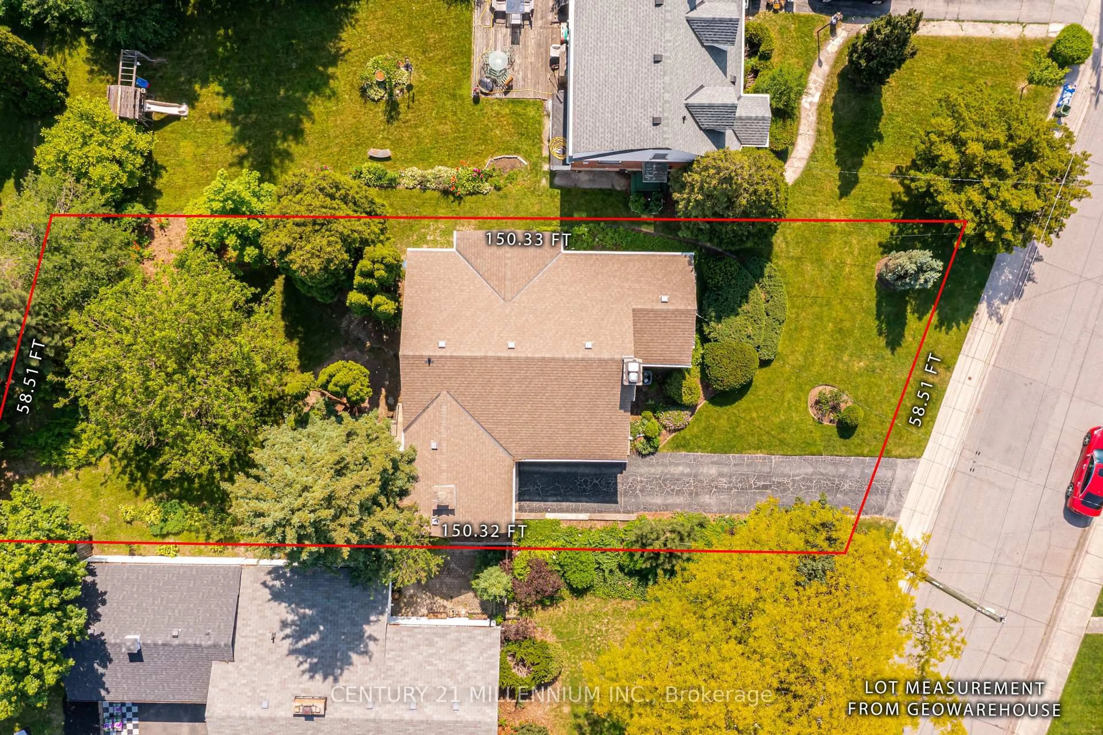 A pic from outside/outdoor area/front of a property/back of a property/a pic from drone, street for 99 Sunning Hill Ave, Hamilton Ontario L8T 1C1
