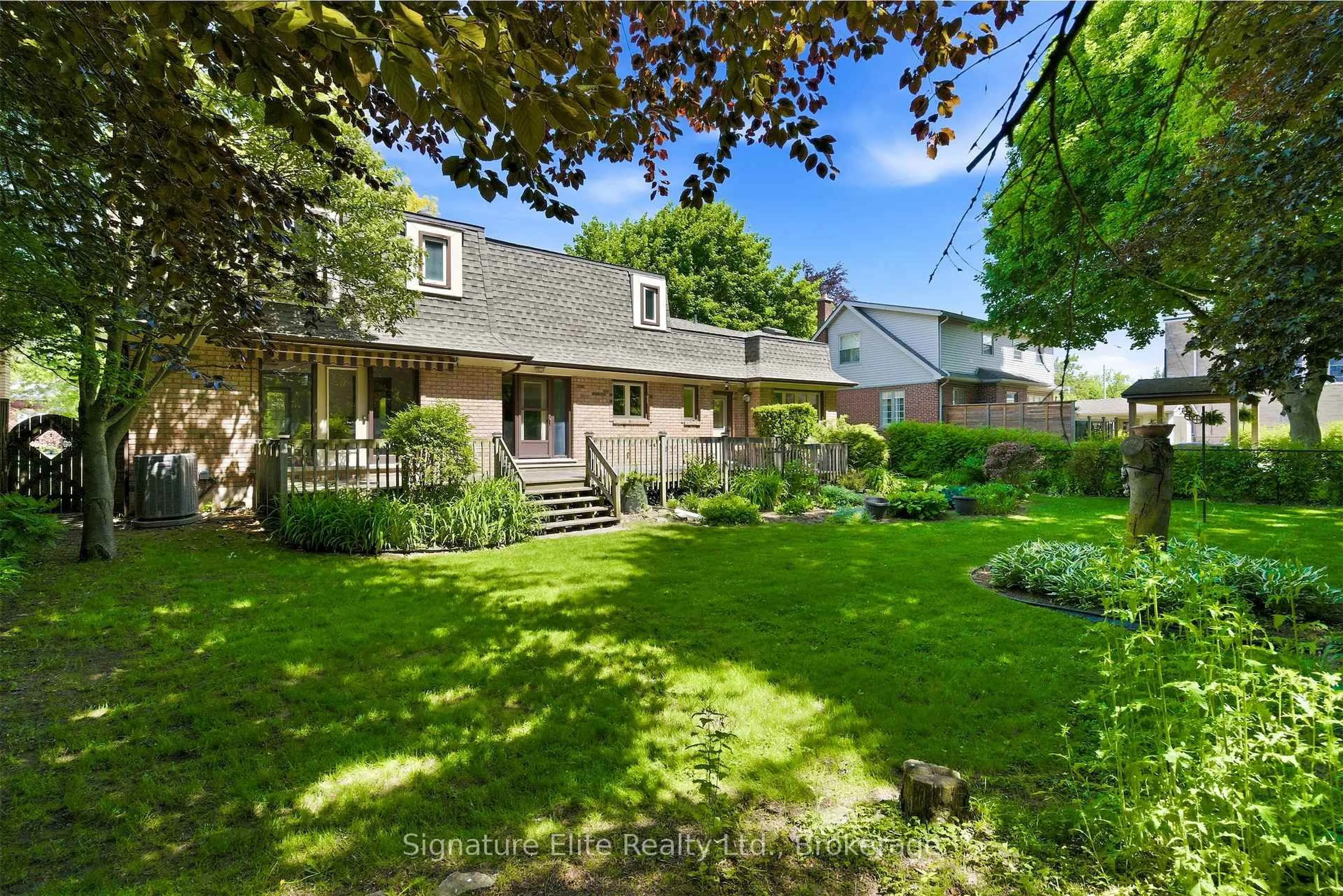 A pic from outside/outdoor area/front of a property/back of a property/a pic from drone, street for 302 Parkside Dr, Hamilton Ontario L0R 2H0