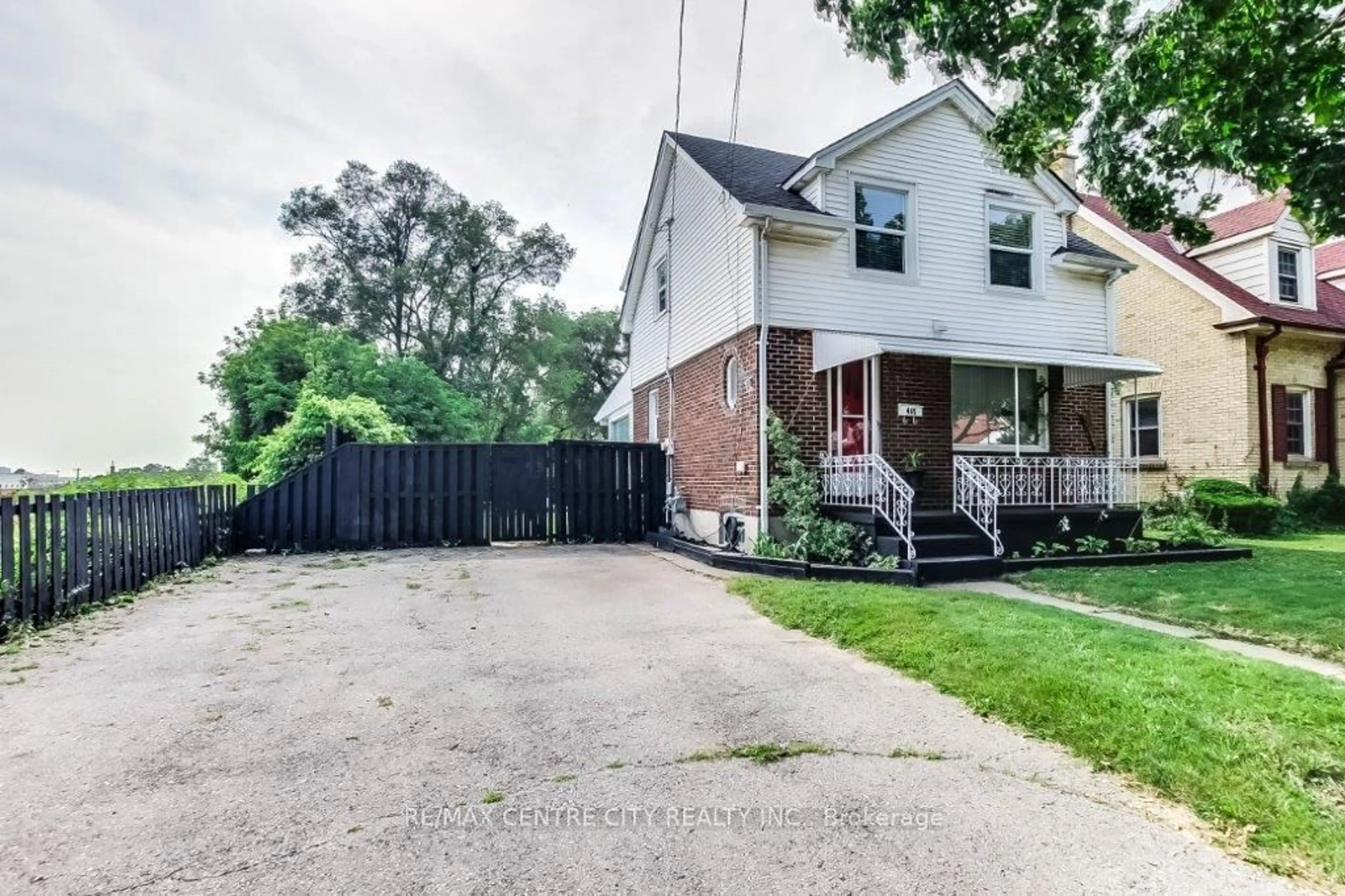 A pic from outside/outdoor area/front of a property/back of a property/a pic from drone, street for 465 Ashland Ave, London East Ontario N5W 4G6