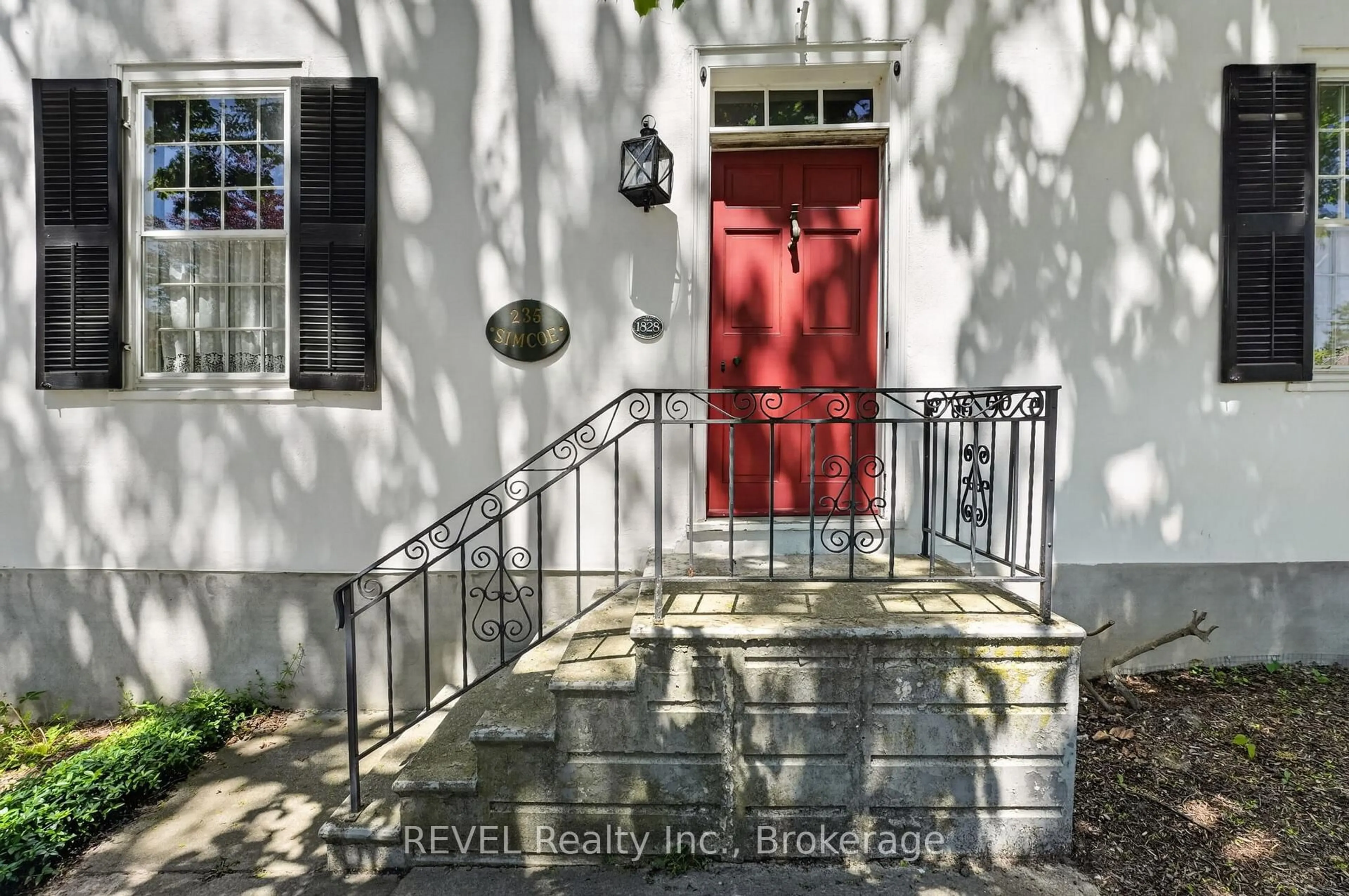 Indoor entryway for 235 Simcoe St, Niagara-on-the-Lake Ontario L0S 1J0