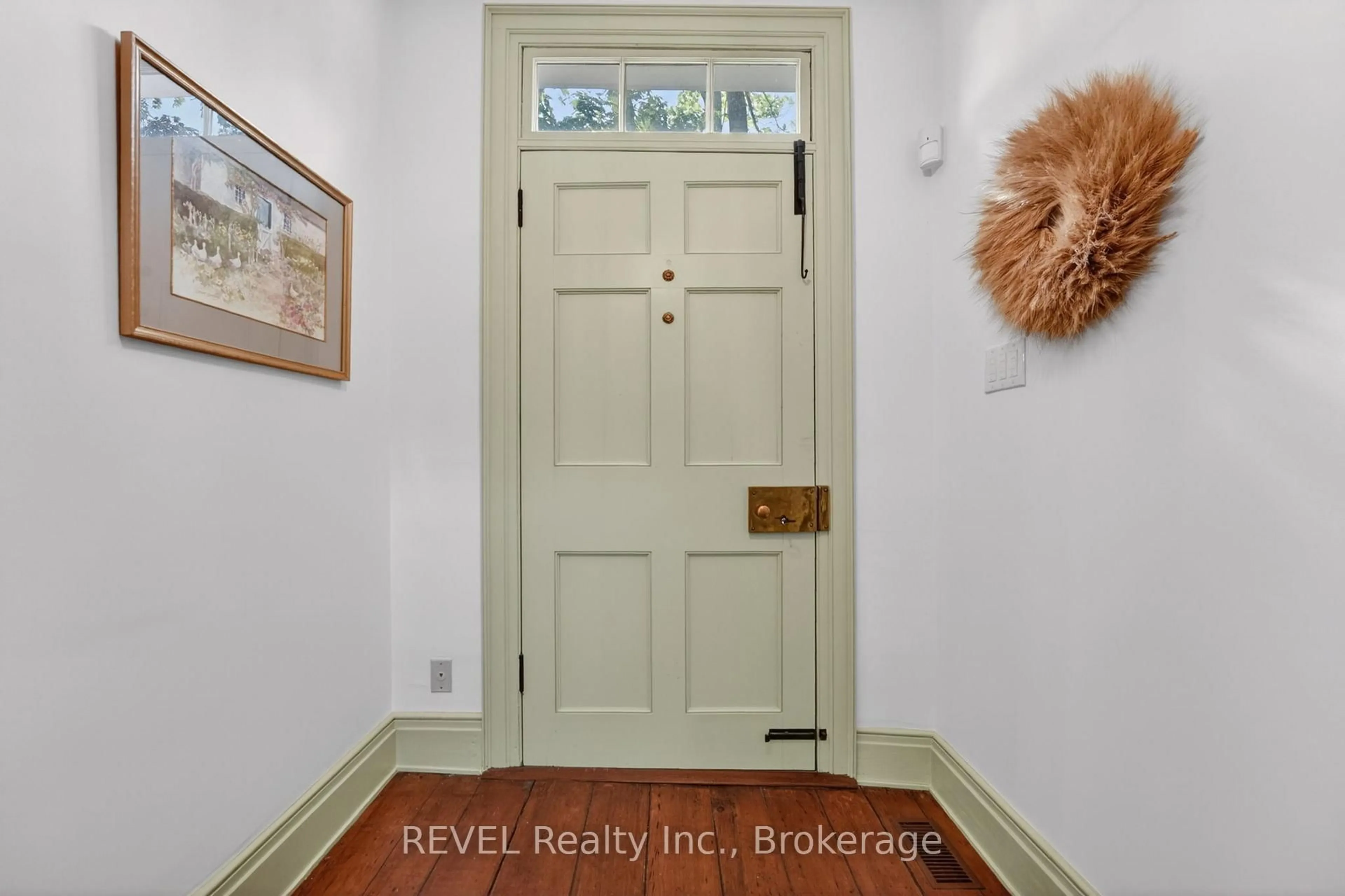 Indoor entryway for 235 Simcoe St, Niagara-on-the-Lake Ontario L0S 1J0