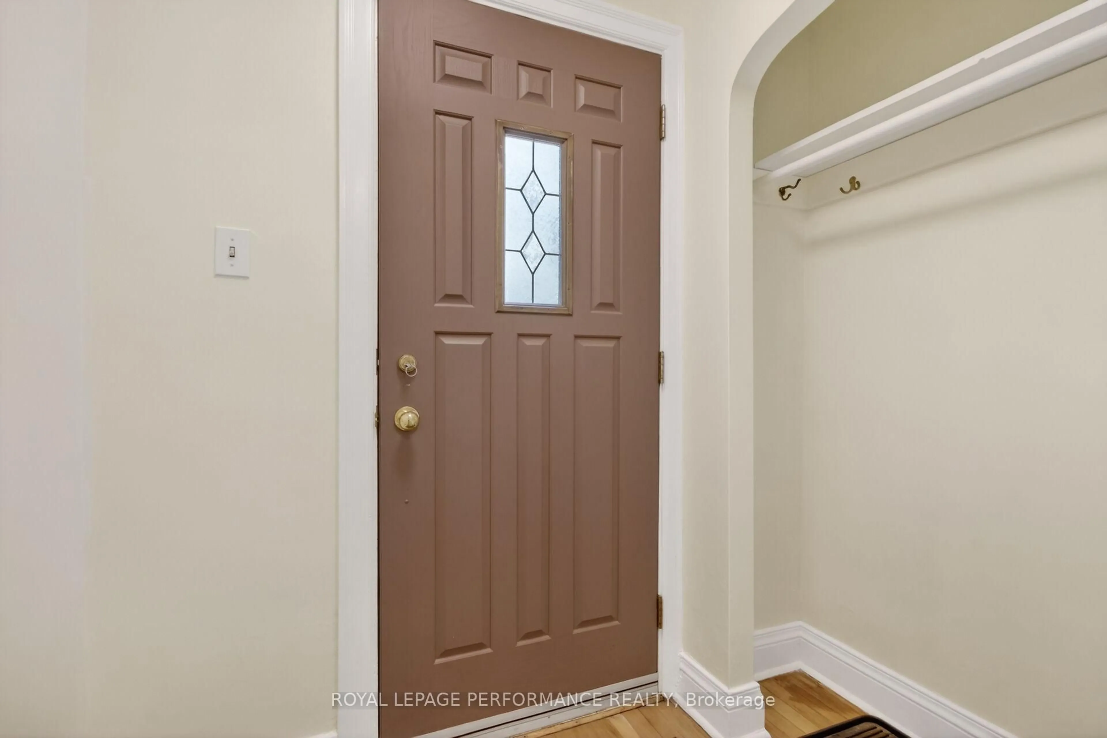 Indoor entryway for 18 Harvard Ave, Ottawa Ontario K1S 4Z3