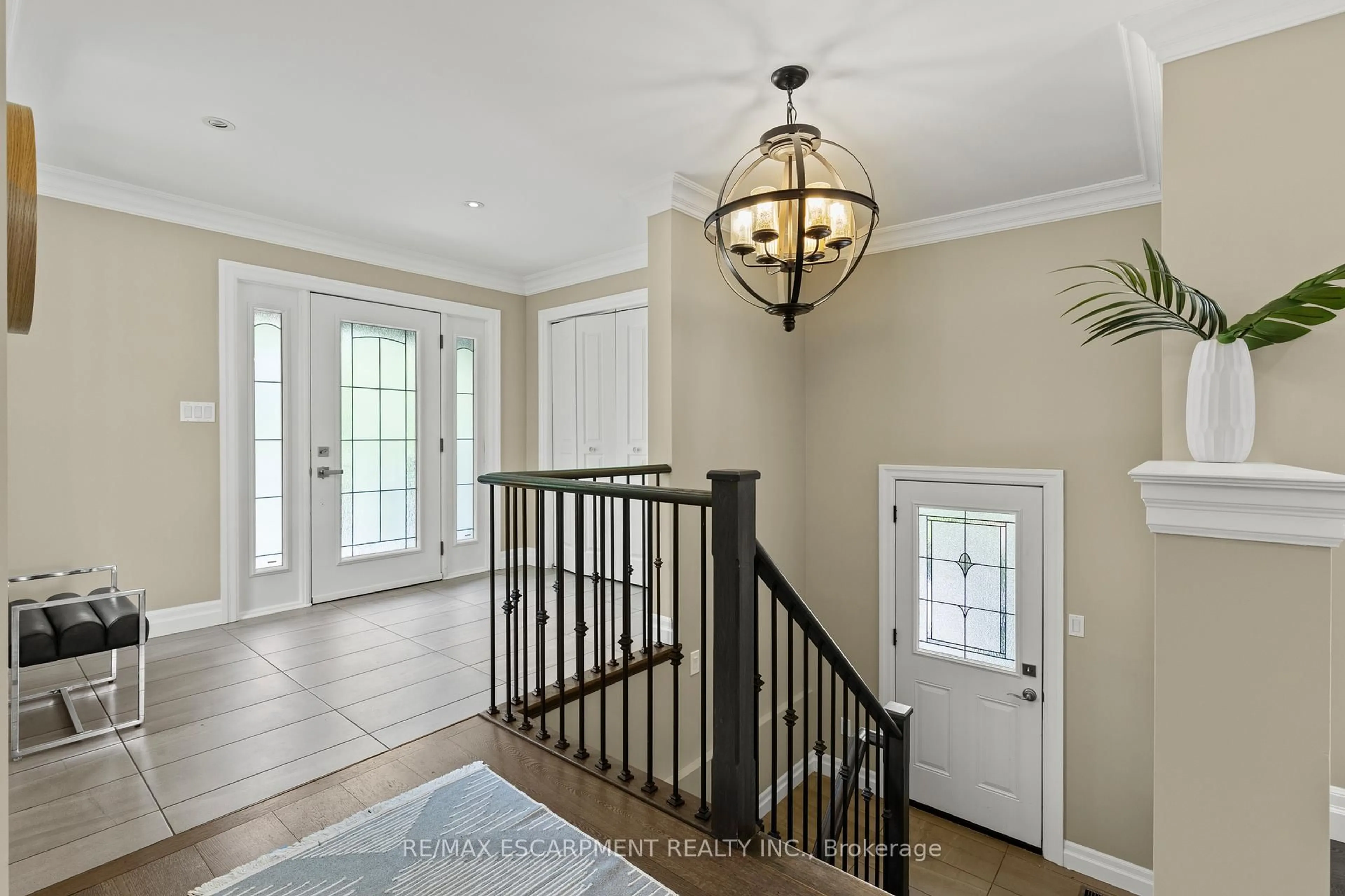 Indoor entryway for 404 Hamilton Dr, Hamilton Ontario L9G 2B1