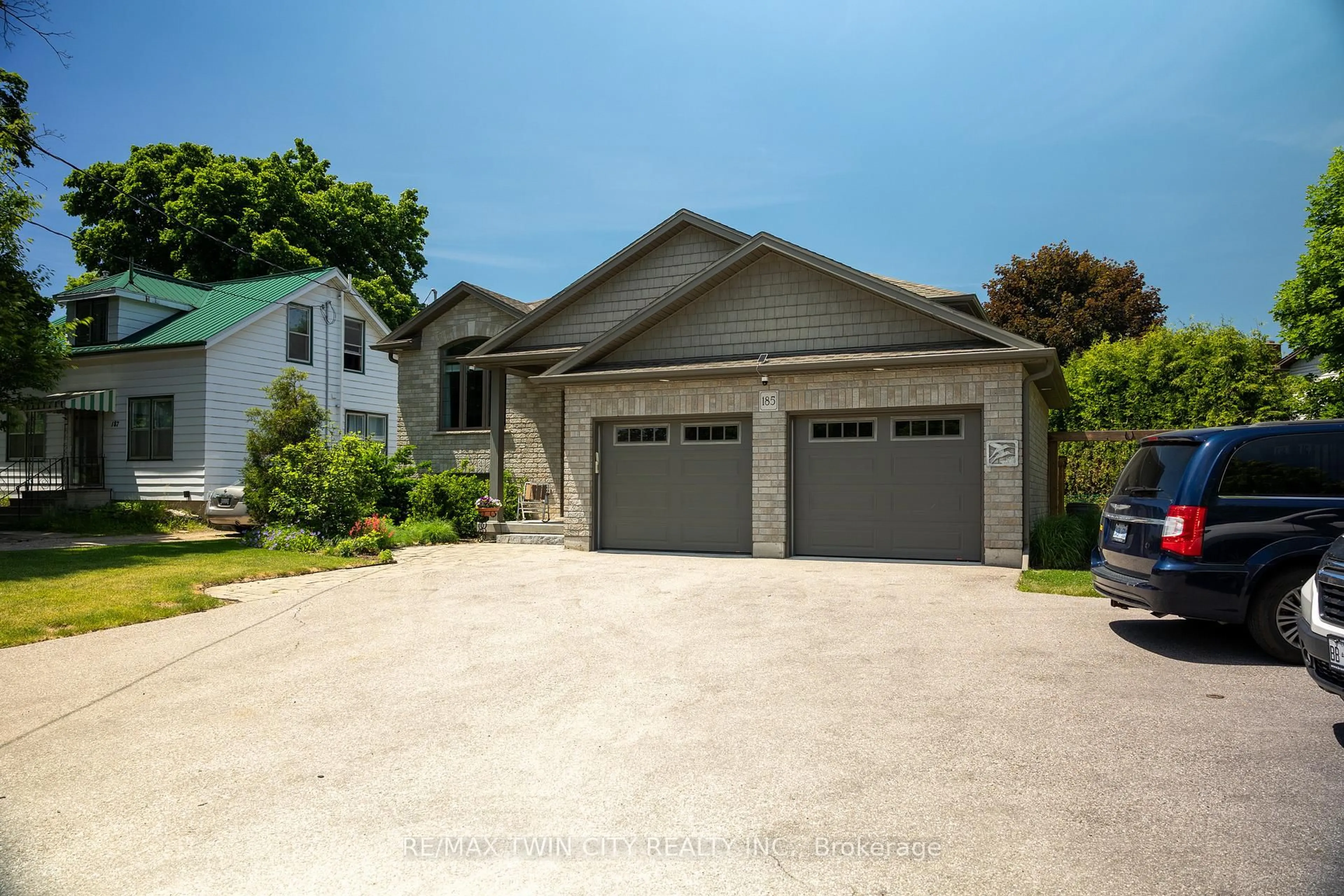 Home with vinyl exterior material, street for 185 MOUNT PLEASANT St, Brantford Ontario N3T 1T6