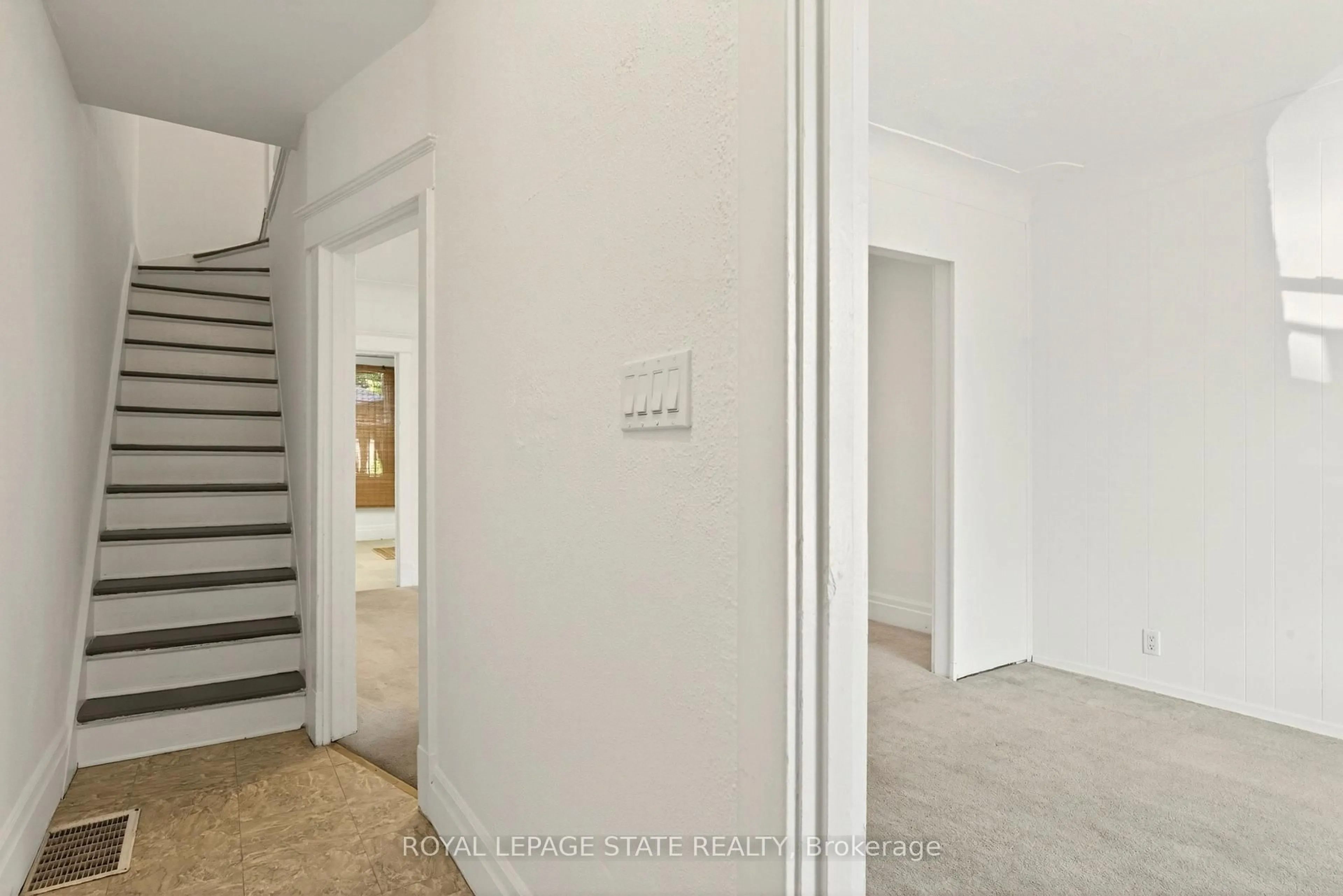 Indoor foyer for 34 Edward St, Hamilton Ontario L8L 2V4