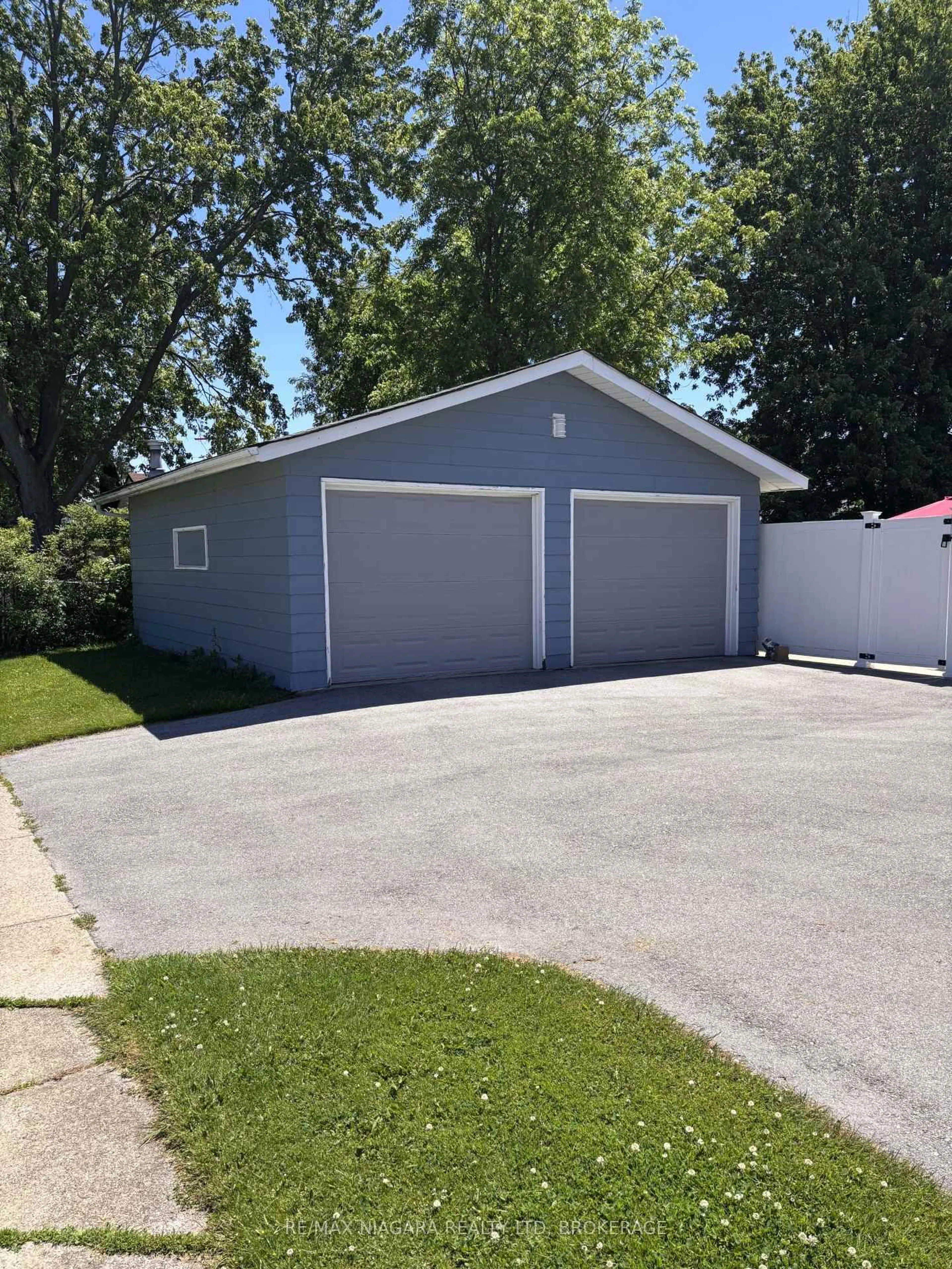 Indoor garage for 7380 Marieclaude Ave, Niagara Falls Ontario L2G 5L9