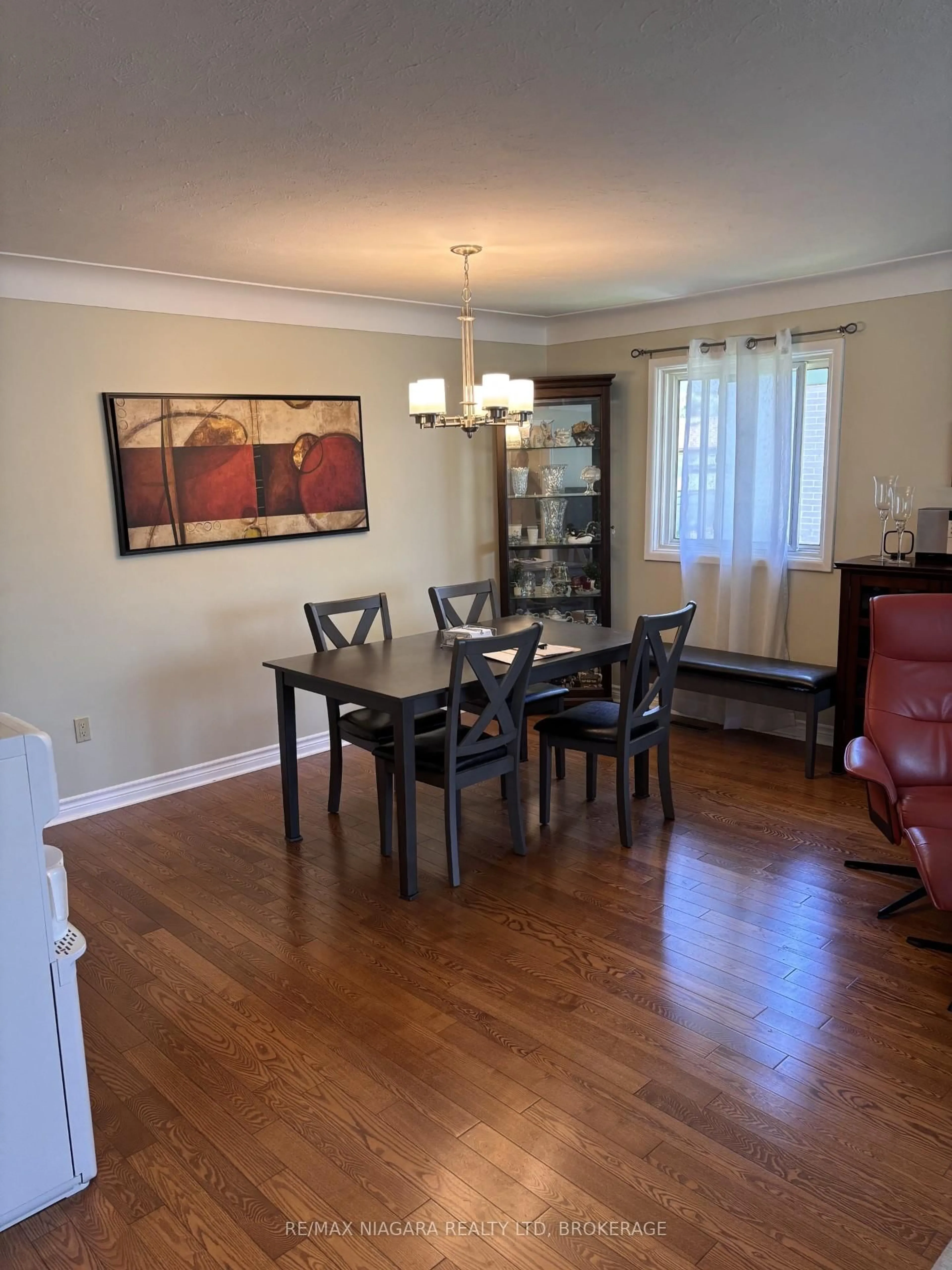 Dining room, wood/laminate floor for 7380 Marieclaude Ave, Niagara Falls Ontario L2G 5L9
