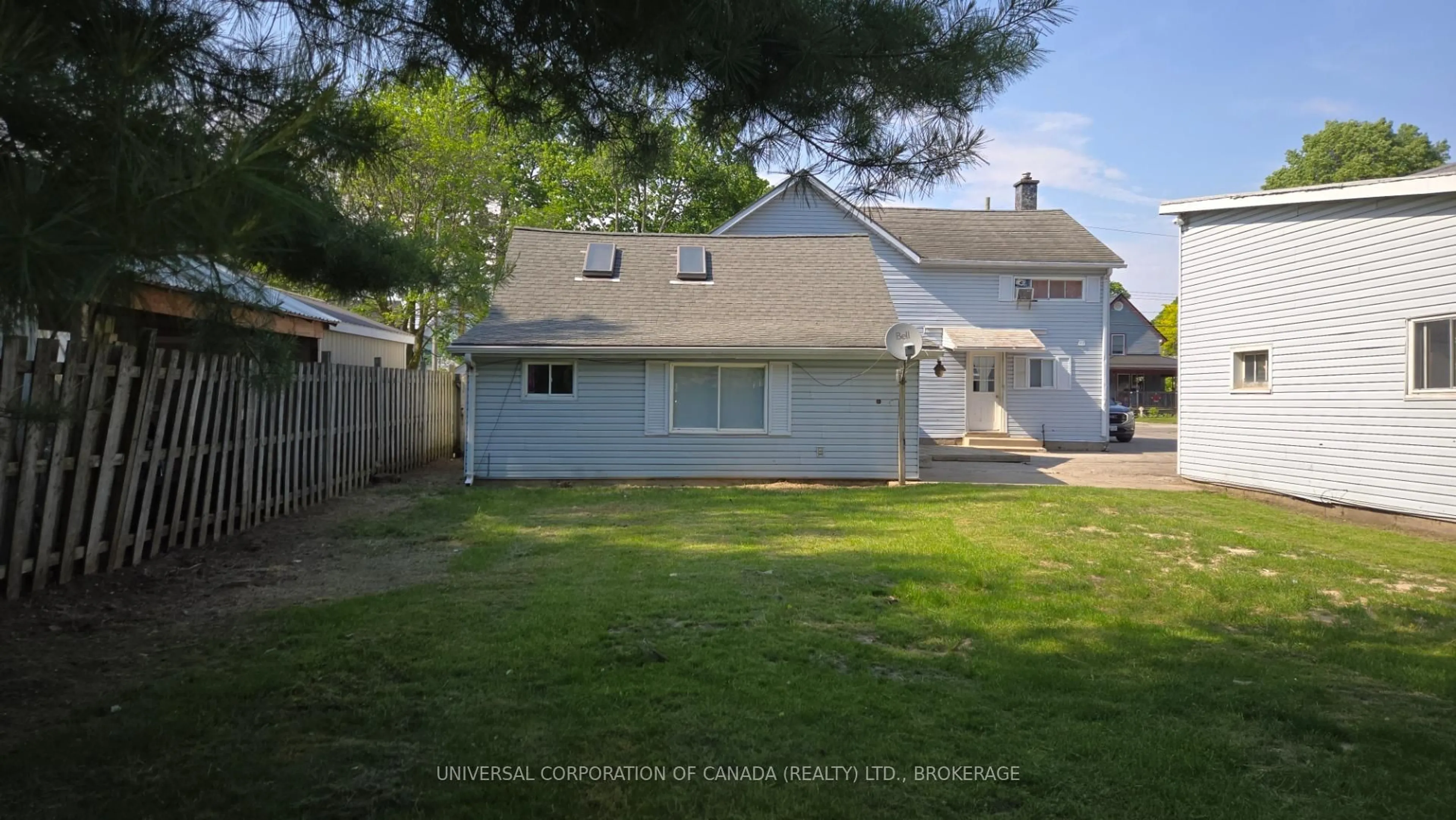 A pic from outside/outdoor area/front of a property/back of a property/a pic from drone, street for 54 South St, Aylmer Ontario N5H 1R1
