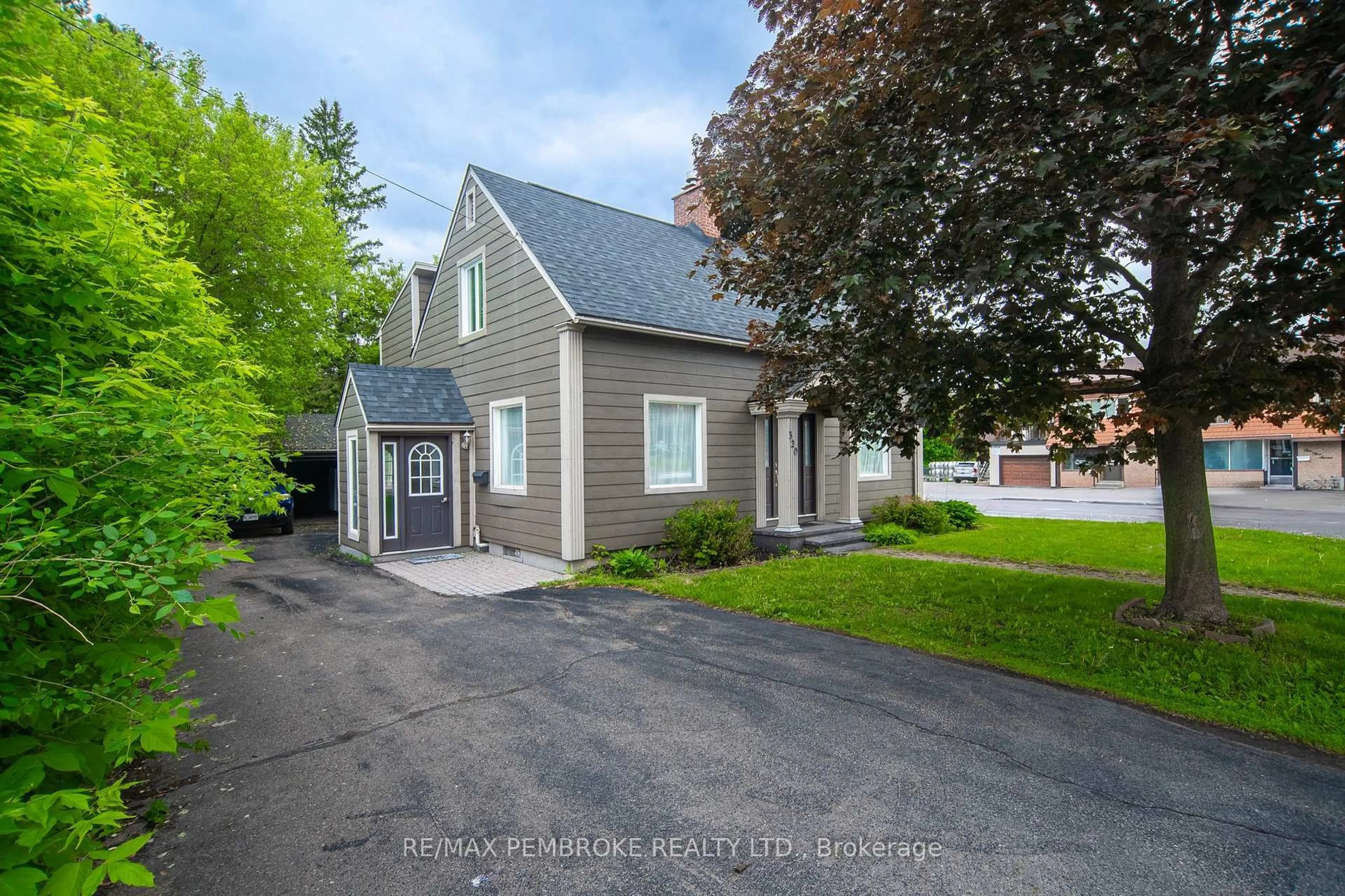 Unknown for 320 Mackay St, Pembroke Ontario K8A 1C7