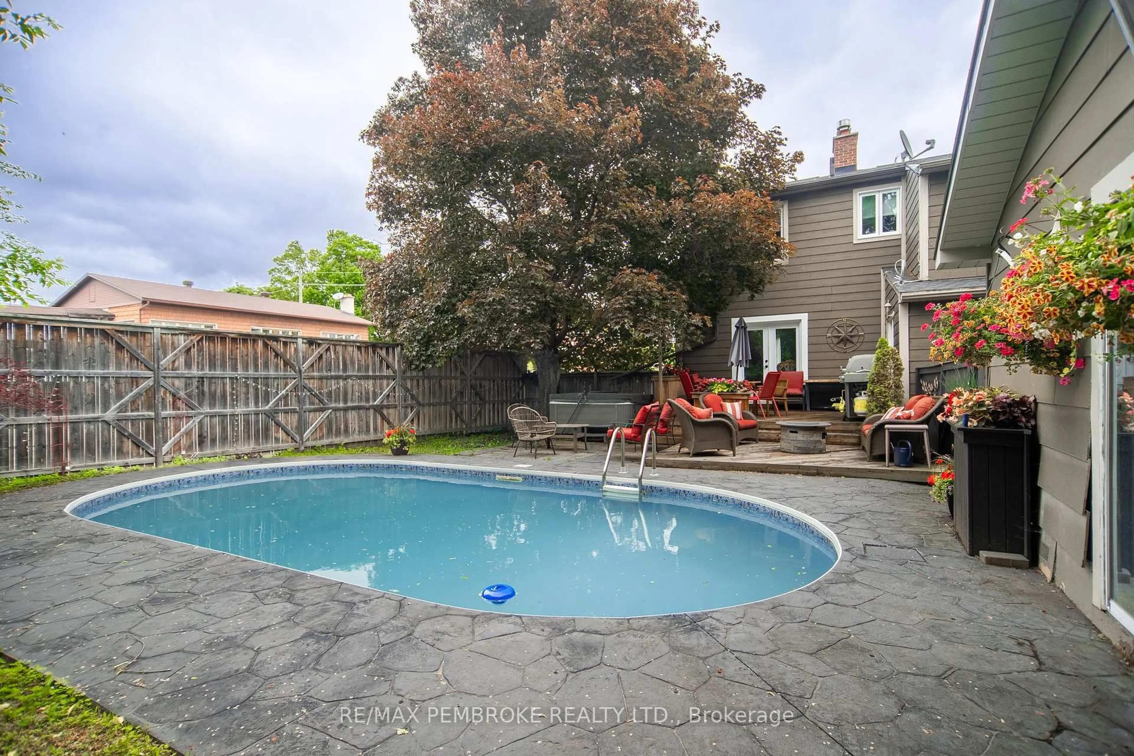 Pool for 320 Mackay St, Pembroke Ontario K8A 1C7