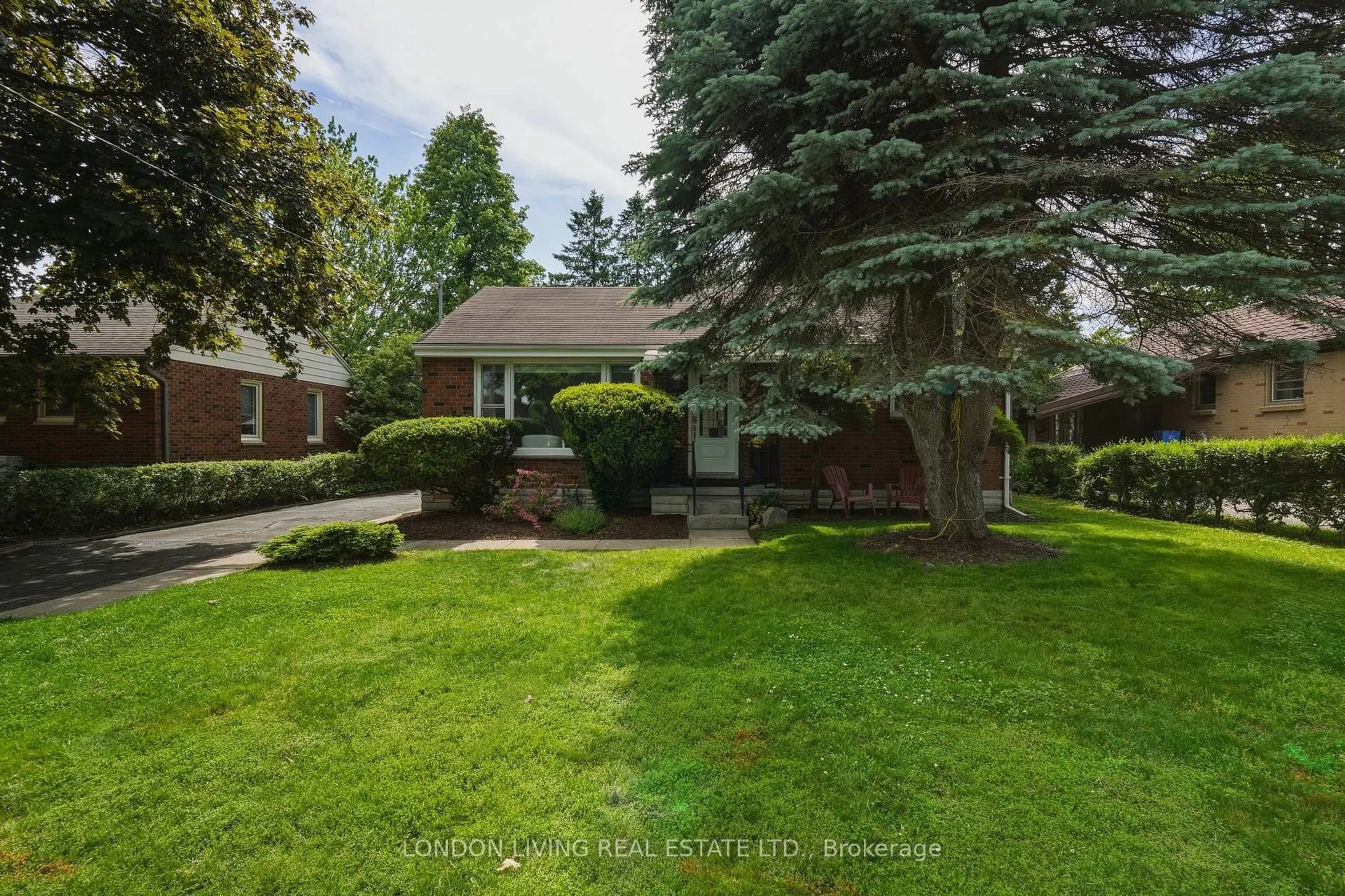 A pic from outside/outdoor area/front of a property/back of a property/a pic from drone, street for 183 Clifford St, London East Ontario N5Y 1Z7