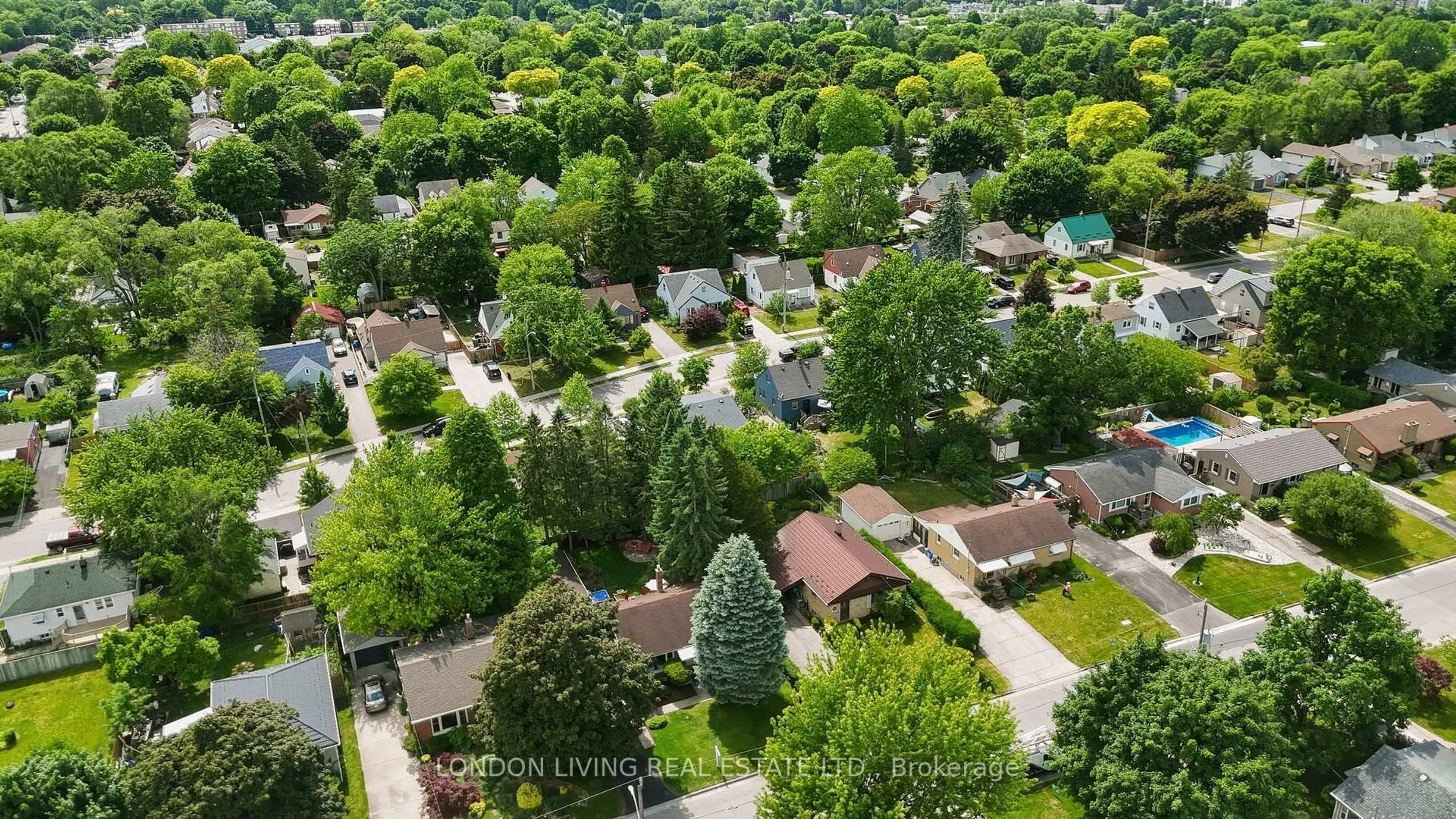A pic from outside/outdoor area/front of a property/back of a property/a pic from drone, street for 183 Clifford St, London East Ontario N5Y 1Z7