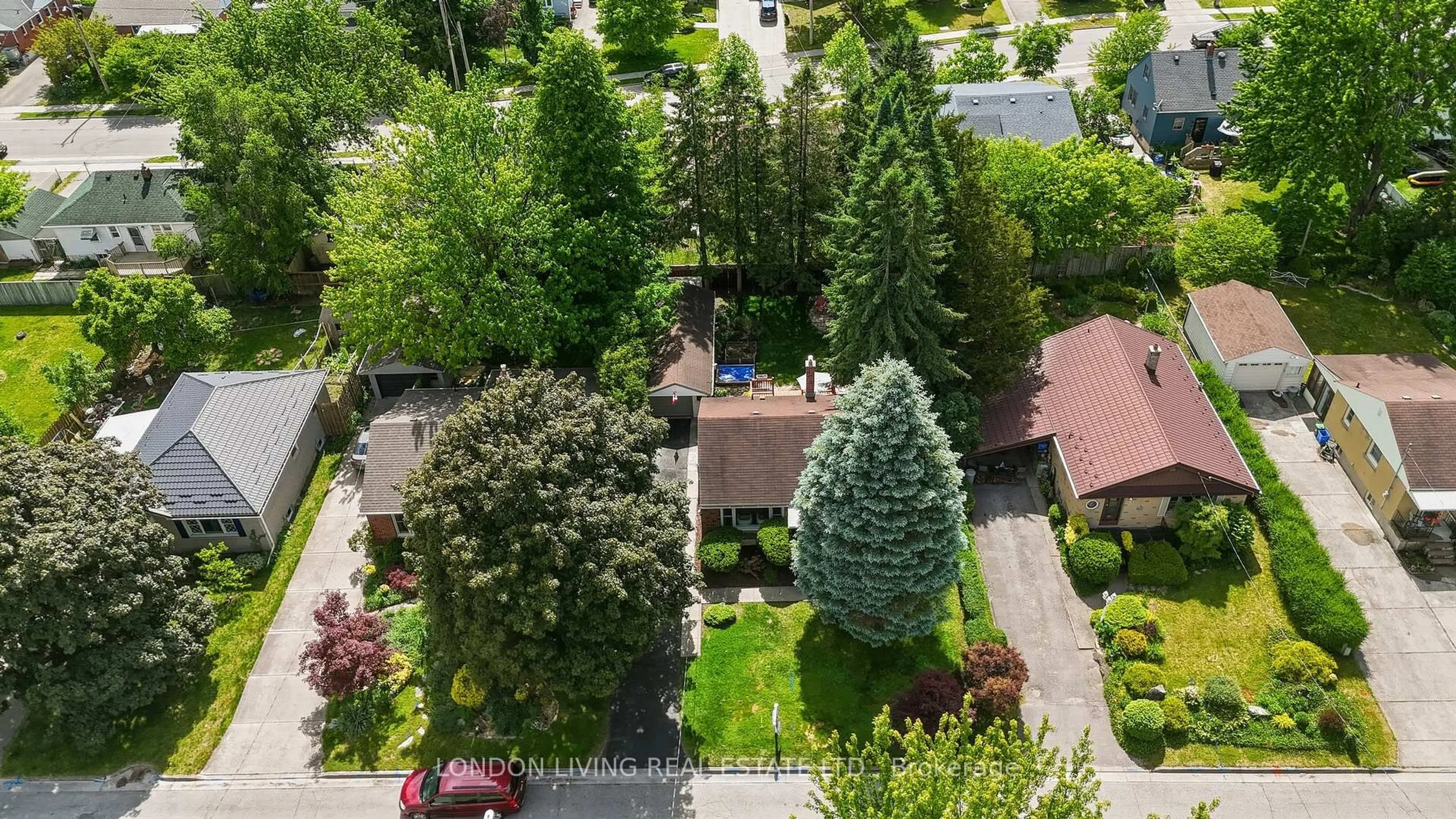 A pic from outside/outdoor area/front of a property/back of a property/a pic from drone, street for 183 Clifford St, London East Ontario N5Y 1Z7