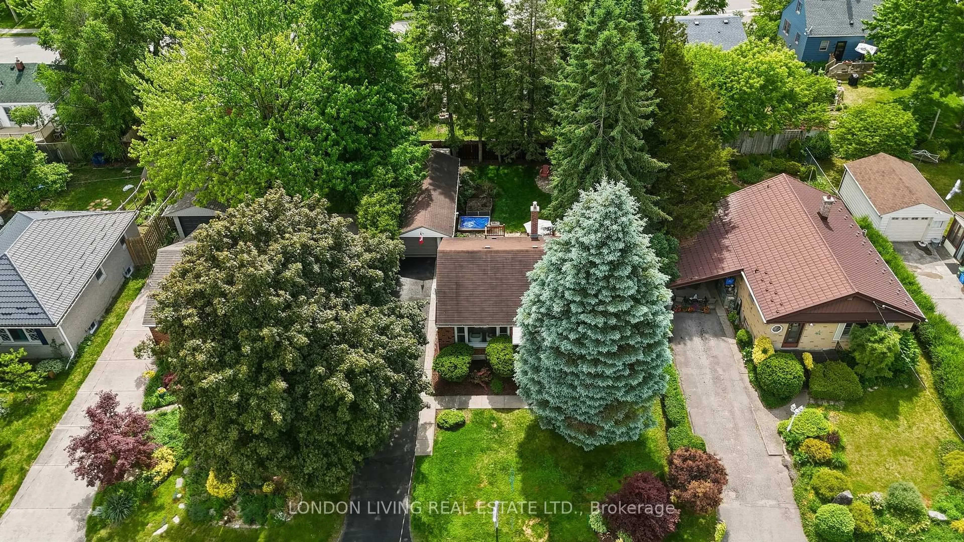 A pic from outside/outdoor area/front of a property/back of a property/a pic from drone, street for 183 Clifford St, London East Ontario N5Y 1Z7